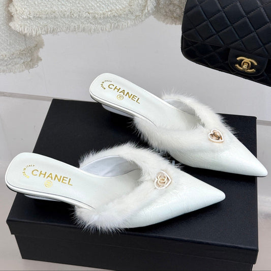 RABBIT FUR POINTED-TOE MULE IN WHITE LAMBSKIN - 35