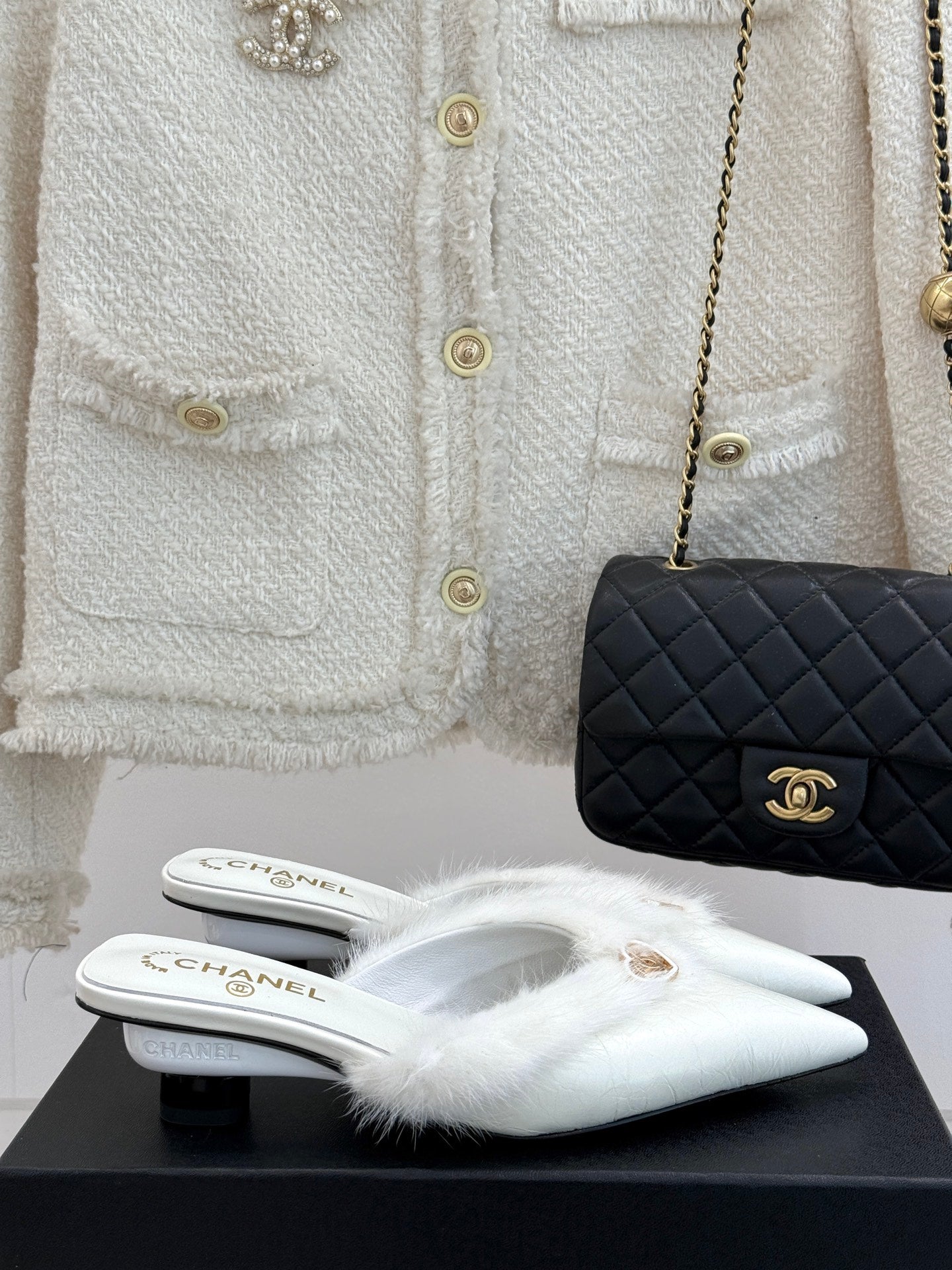 RABBIT FUR POINTED-TOE MULE IN WHITE LAMBSKIN - 35