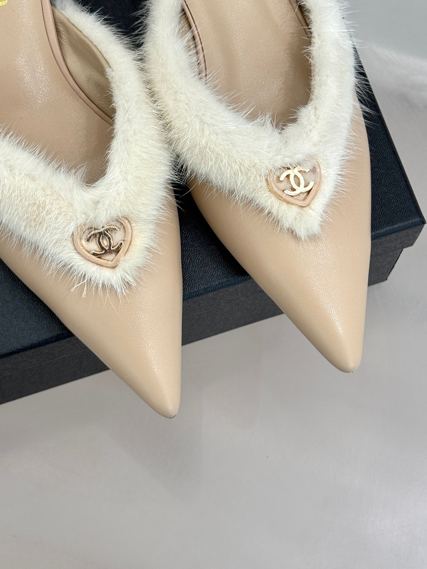 RABBIT FUR POINTED-TOE MULE IN BISQUE BEIGE LAMBSKIN - 35