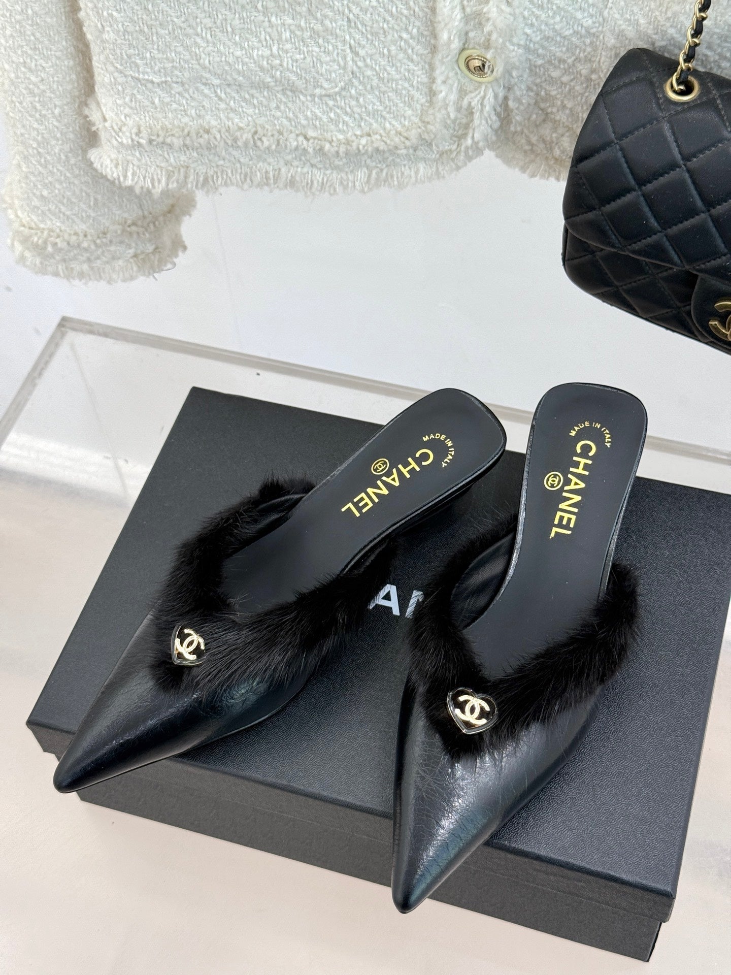 RABBIT FUR POINTED-TOE MULE IN BLACK LAMBSKIN - 35