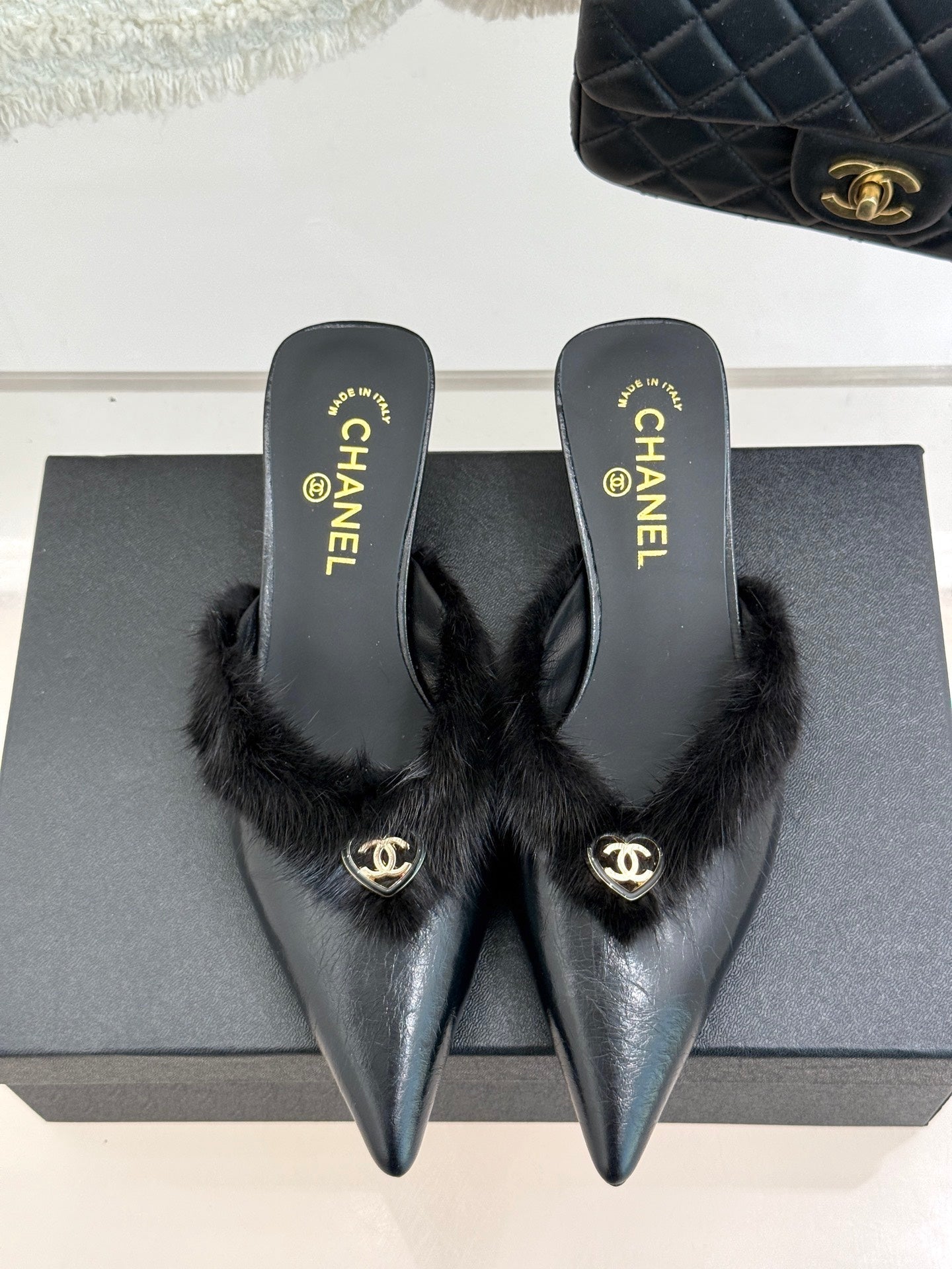 RABBIT FUR POINTED-TOE MULE IN BLACK LAMBSKIN - 35