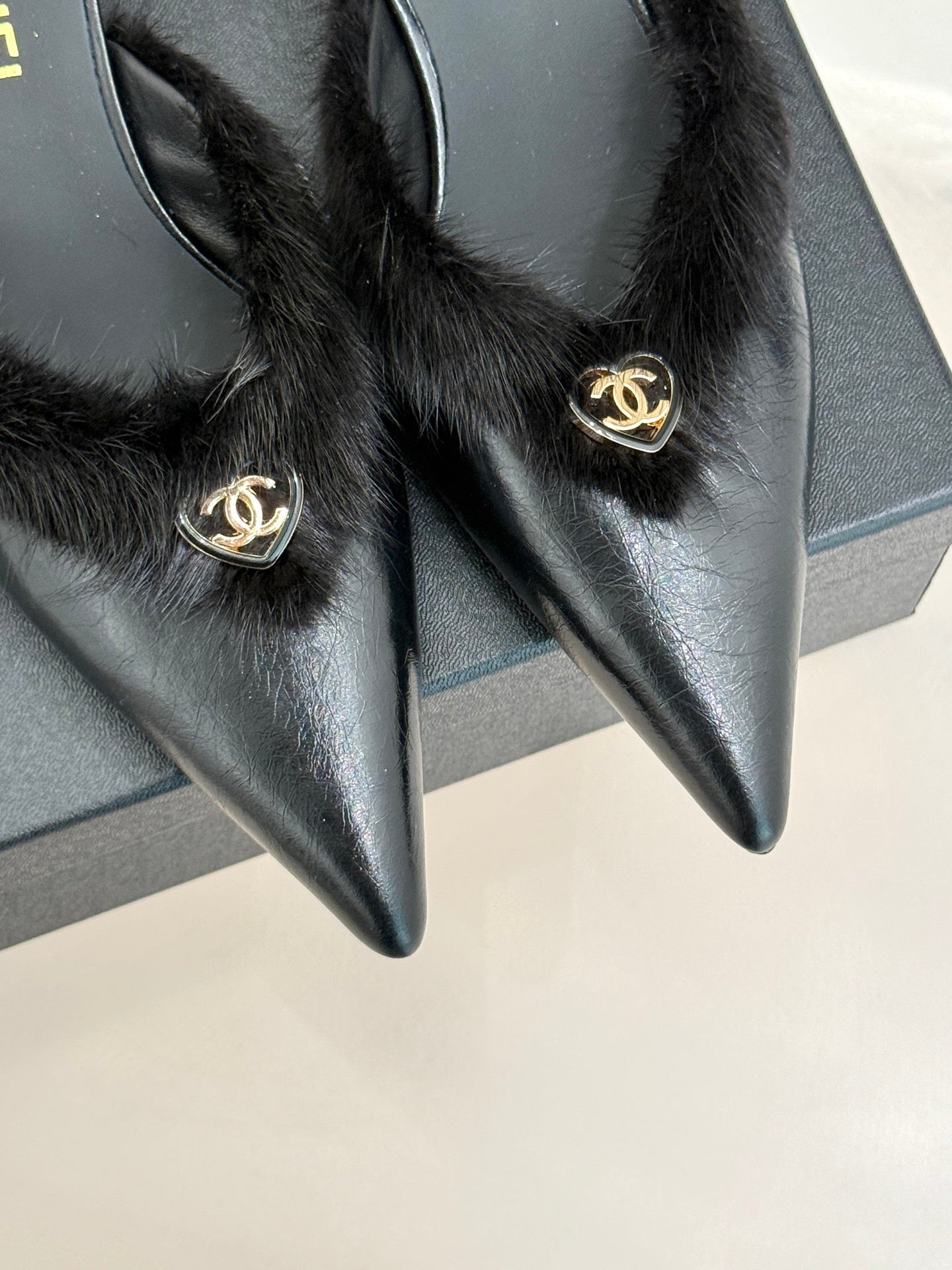RABBIT FUR POINTED-TOE MULE IN BLACK LAMBSKIN - 35
