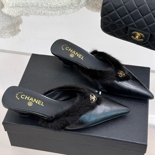RABBIT FUR POINTED-TOE MULE IN BLACK LAMBSKIN - 35