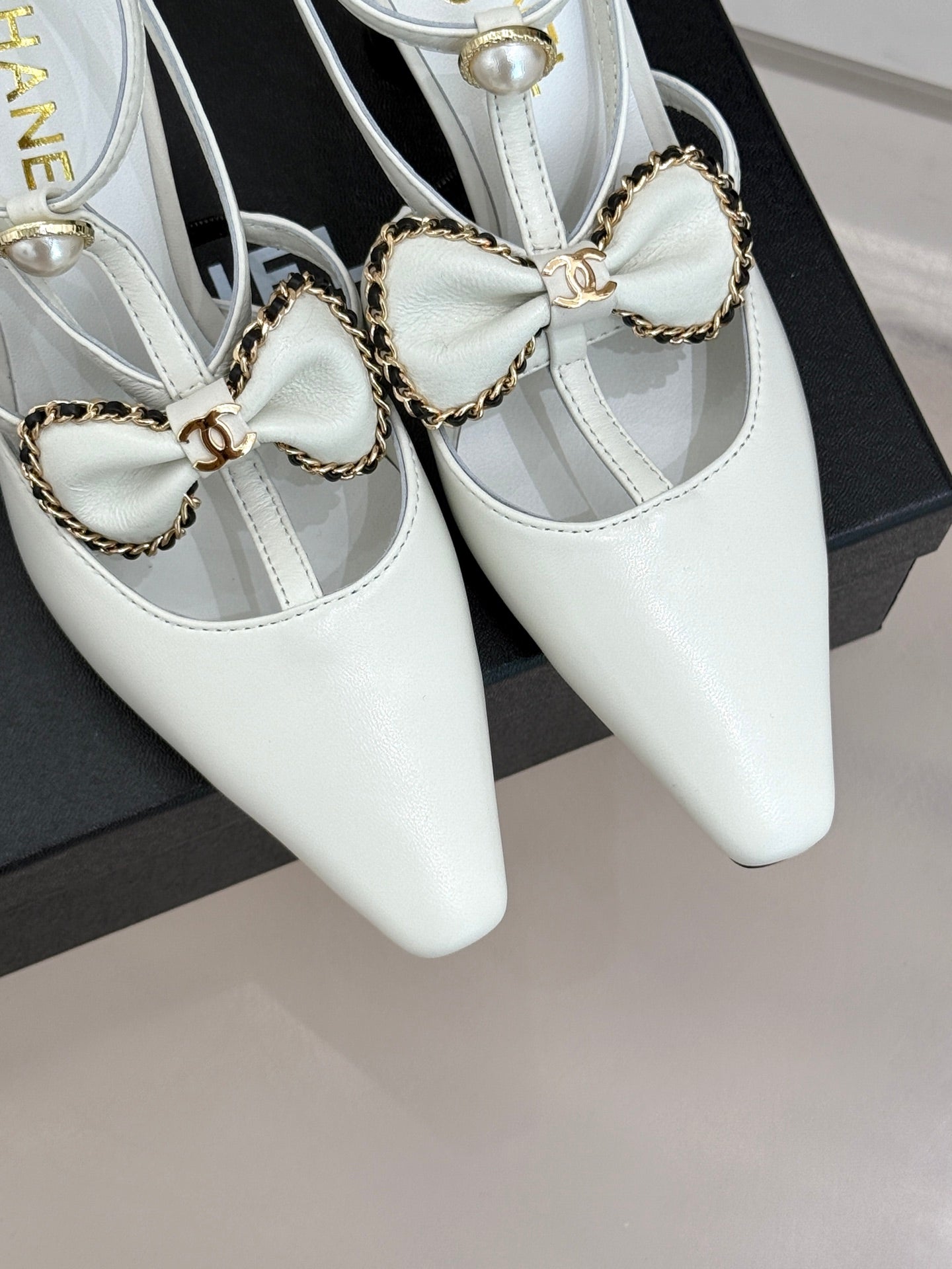 CHAIN BOW HIGH HEEL 8 CM SLINGBACKS IN WHITE SUEDE - 35
