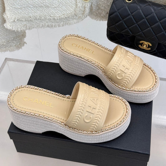 THICK SOLE WEDGE SLIPPERS IN BISQUE BEIGE CALFSKIN - 35