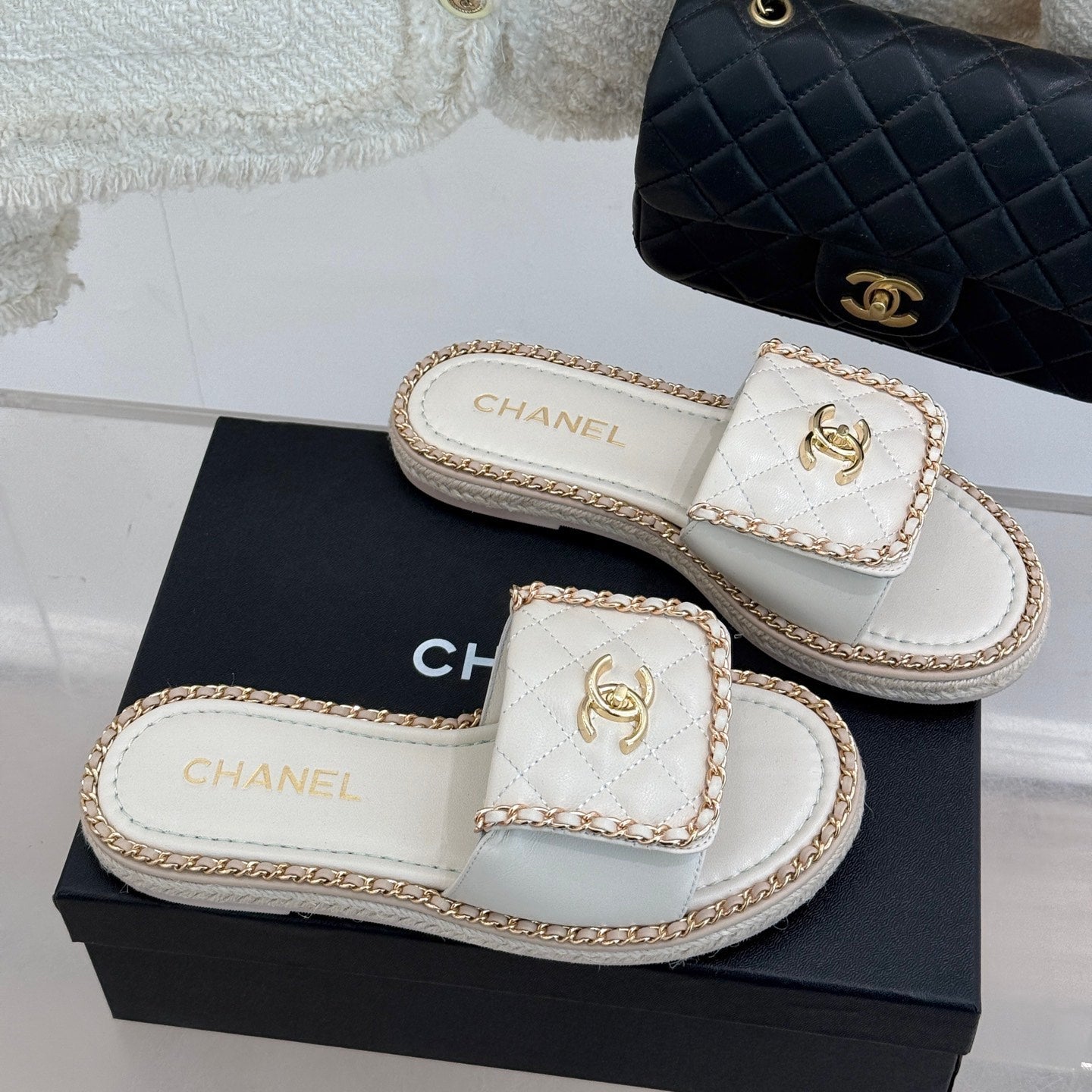 FLAT CHAIN HEART SLIPPER IN WHITE LAMBSKIN - 35