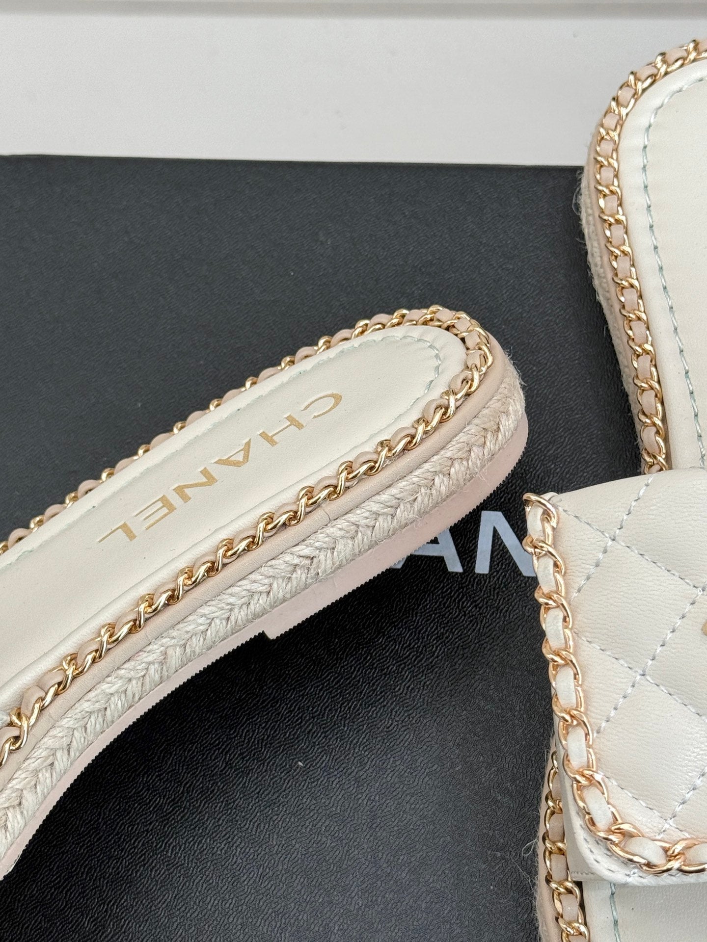 FLAT CHAIN HEART SLIPPER IN WHITE LAMBSKIN - 35