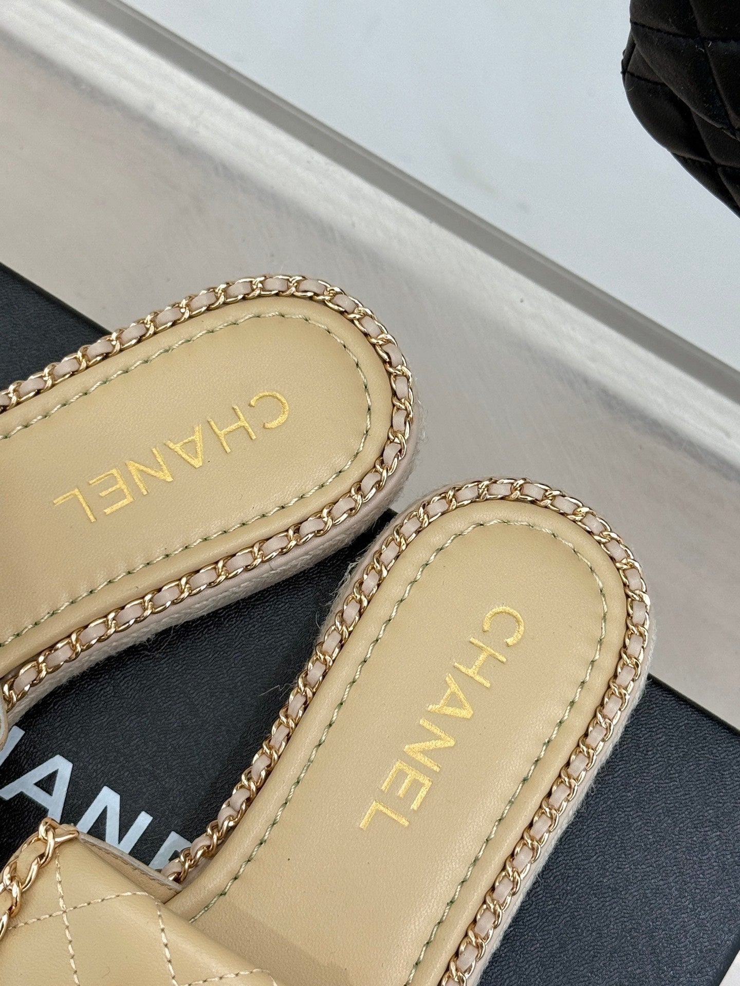 FLAT CHAIN HEART SLIPPER IN BISQUE BEIGE LAMBSKIN - 35