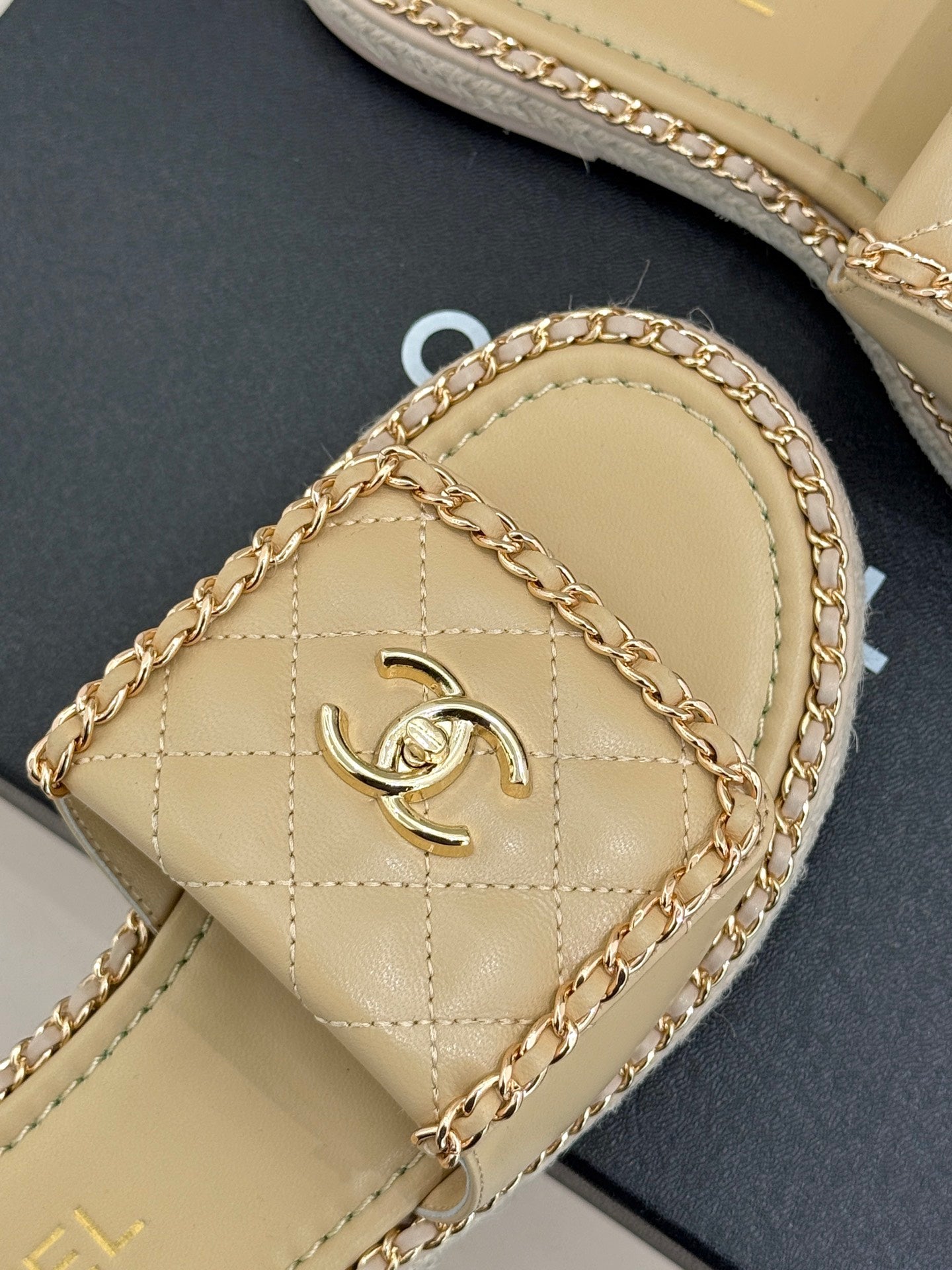 FLAT CHAIN HEART SLIPPER IN BISQUE BEIGE LAMBSKIN - 35