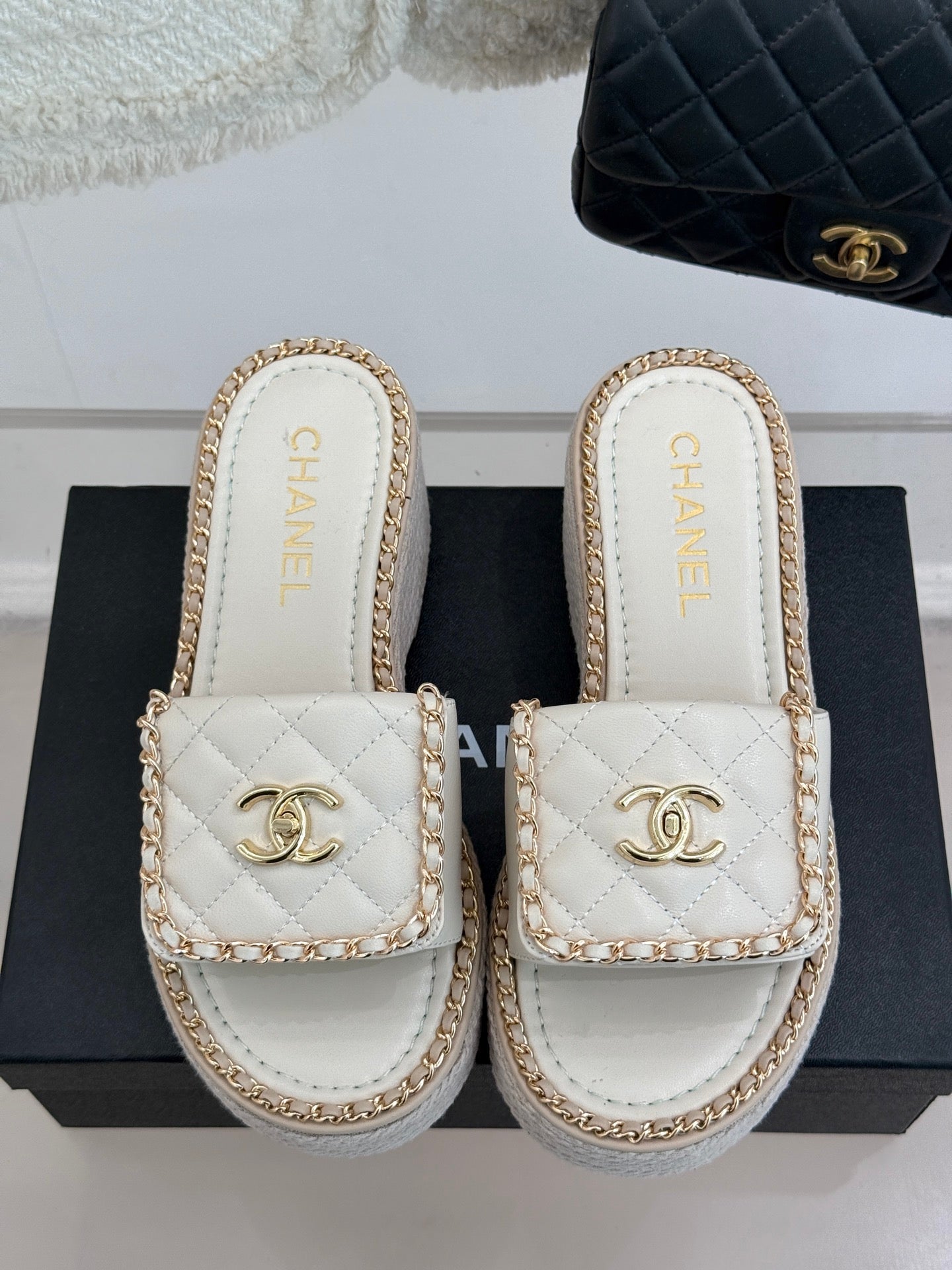 THICK-SOLED CHAIN HEART SLIPPER IN WHITE LAMBSKIN - 35