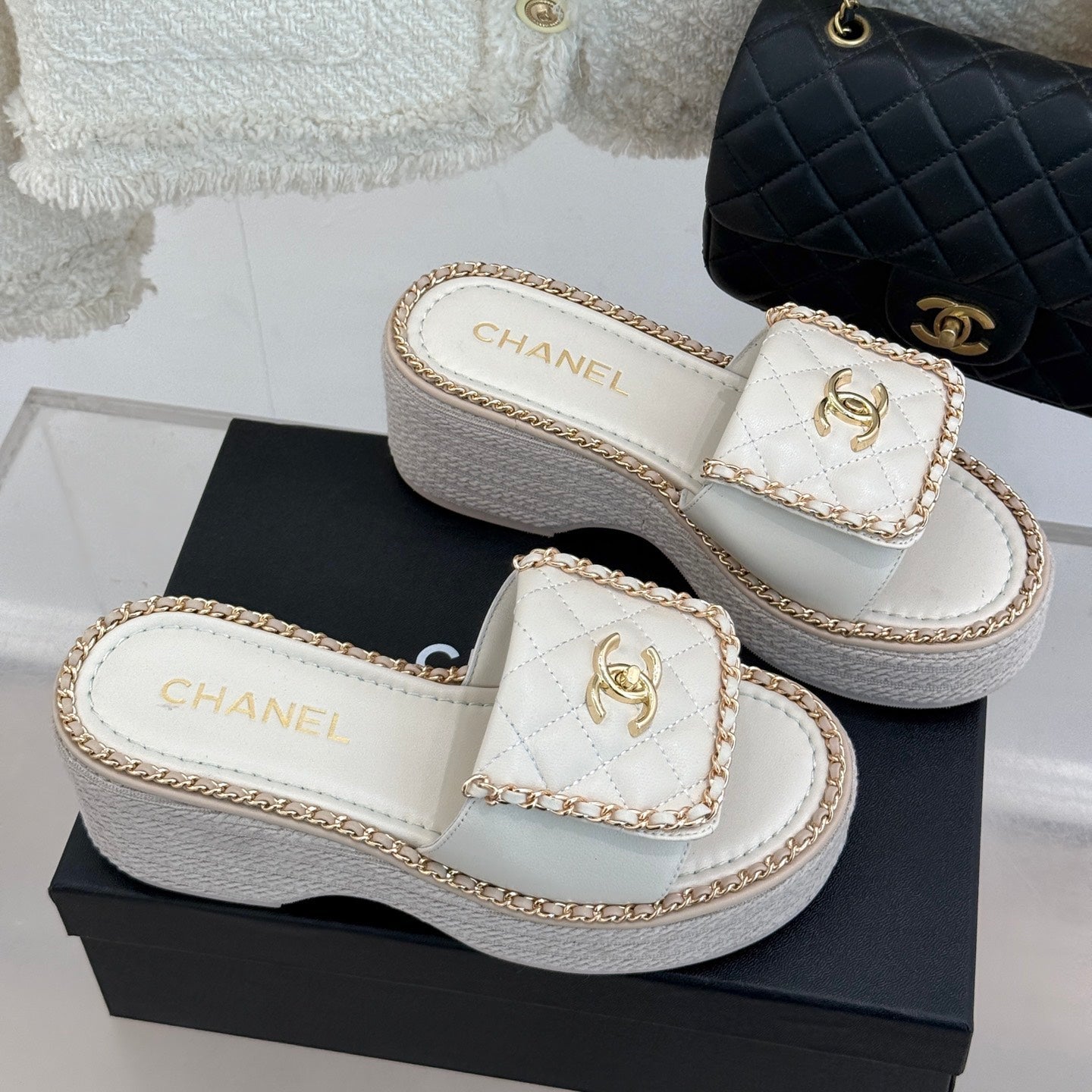 THICK-SOLED CHAIN HEART SLIPPER IN WHITE LAMBSKIN - 35