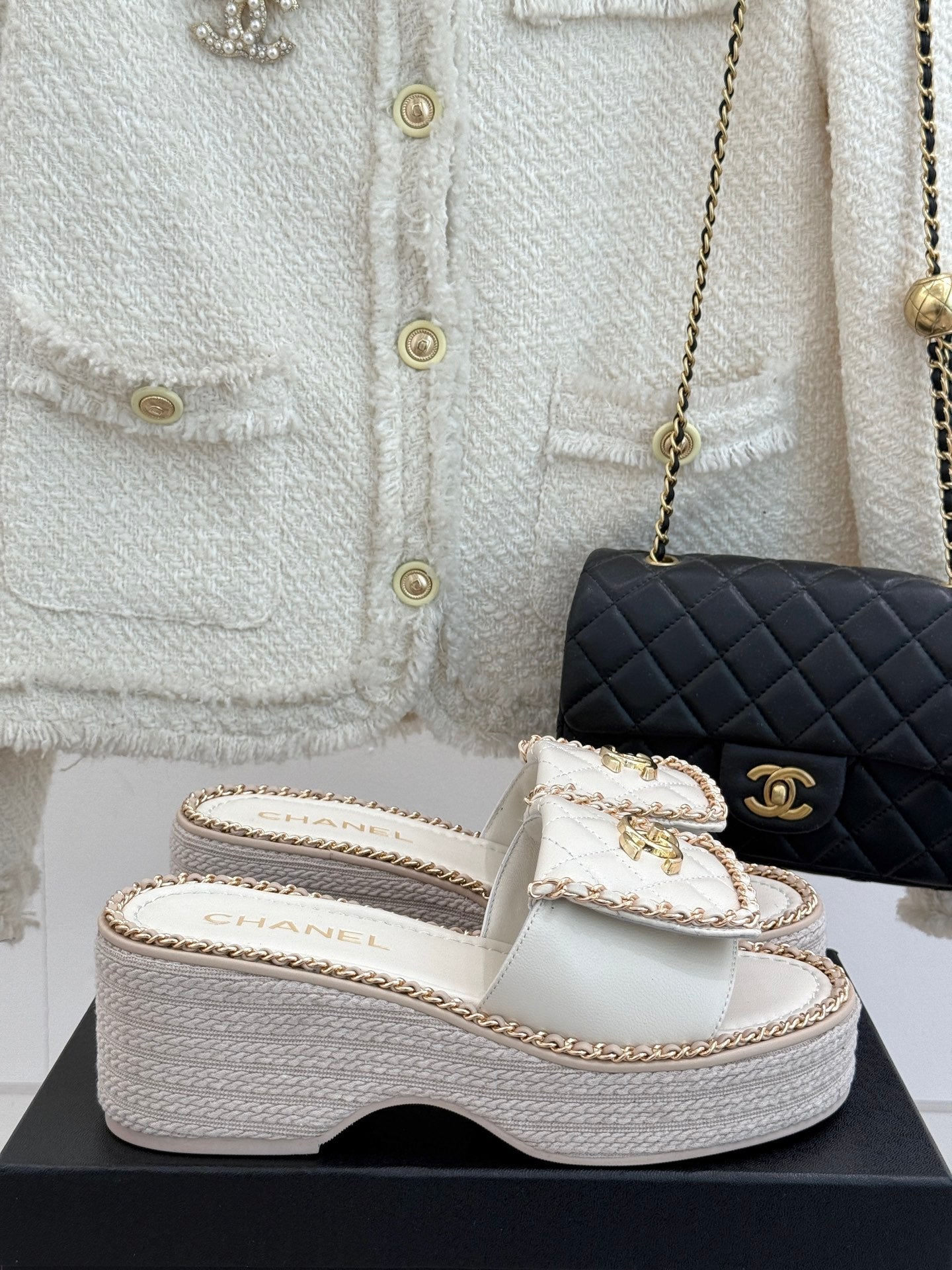 THICK-SOLED CHAIN HEART SLIPPER IN WHITE LAMBSKIN - 35