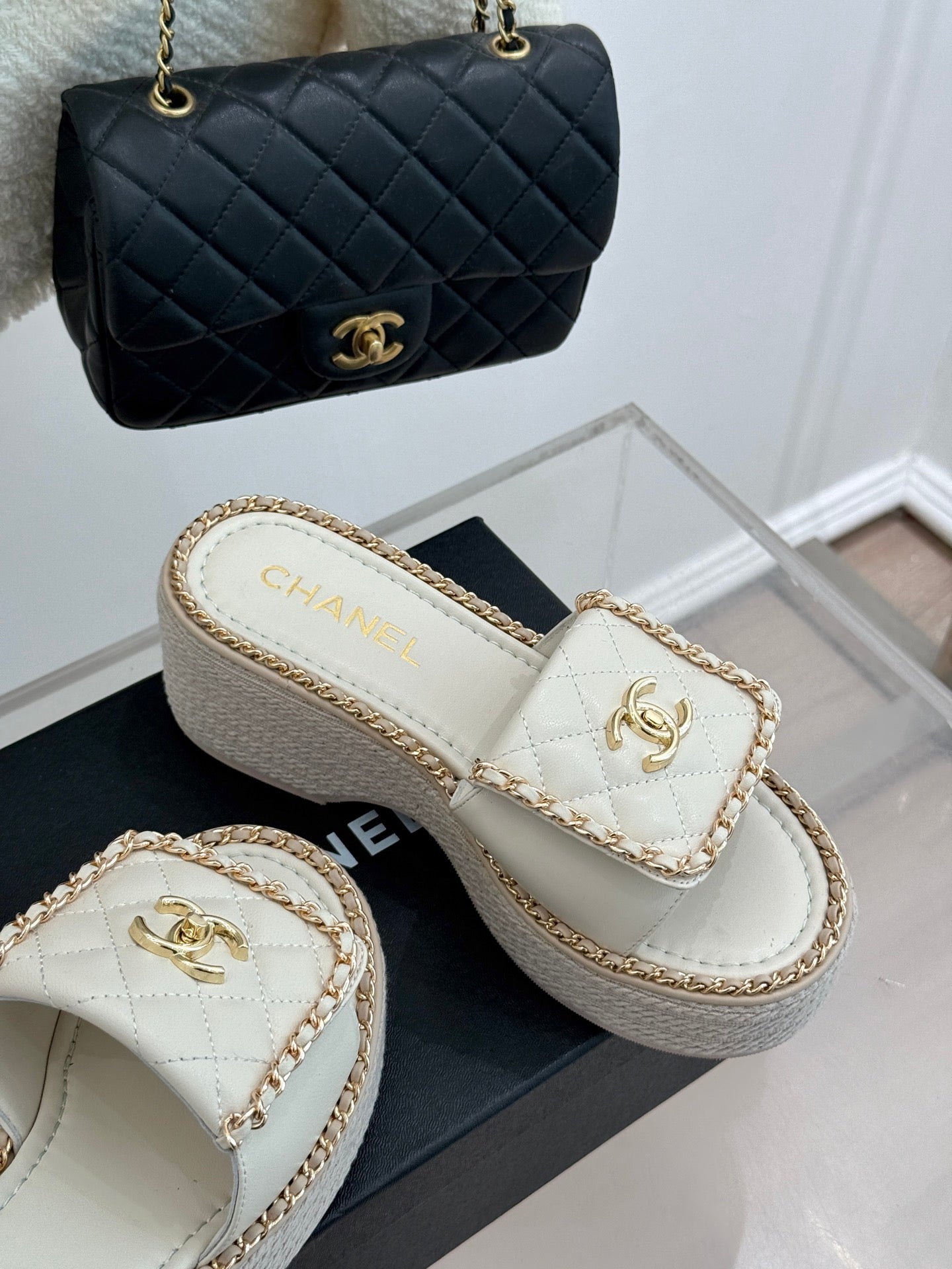 THICK-SOLED CHAIN HEART SLIPPER IN WHITE LAMBSKIN - 35