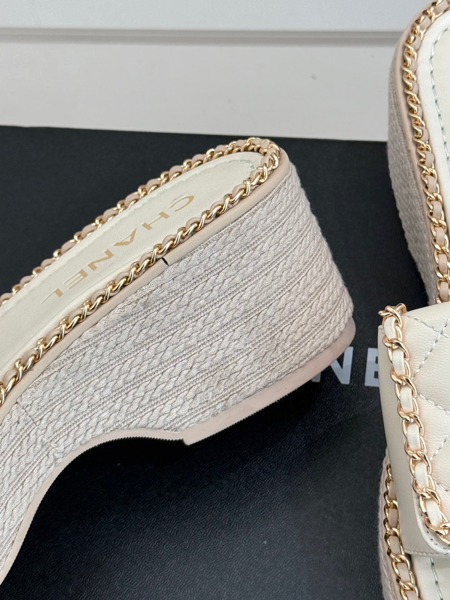 THICK-SOLED CHAIN HEART SLIPPER IN WHITE LAMBSKIN - 35