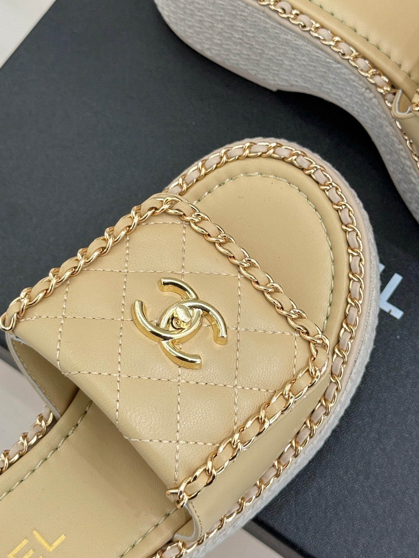 THICK-SOLED CHAIN HEART SLIPPER IN BISQUE BEIGE LAMBSKIN - 35