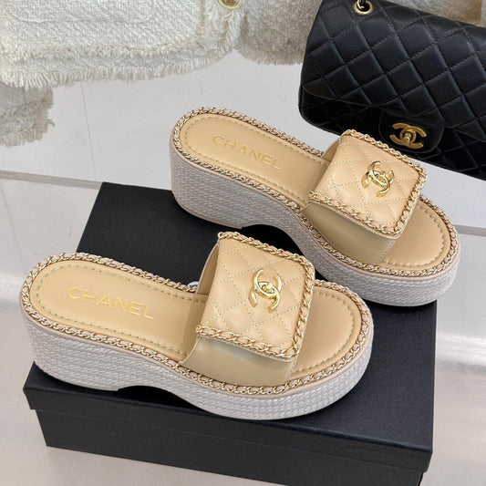 THICK-SOLED CHAIN HEART SLIPPER IN BISQUE BEIGE LAMBSKIN - 35