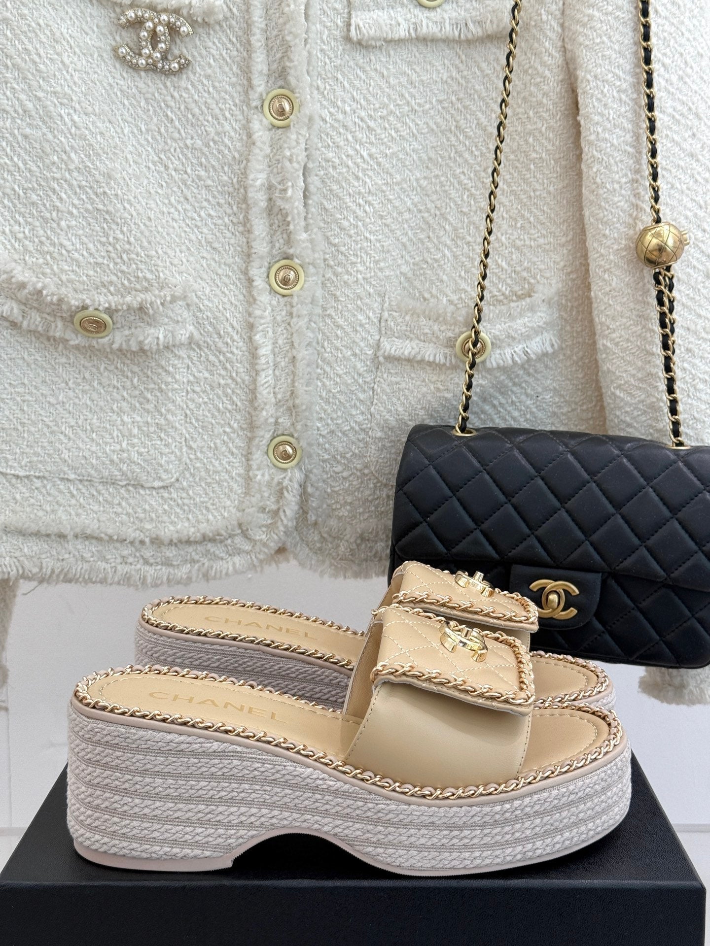 THICK-SOLED CHAIN HEART SLIPPER IN BISQUE BEIGE LAMBSKIN - 35