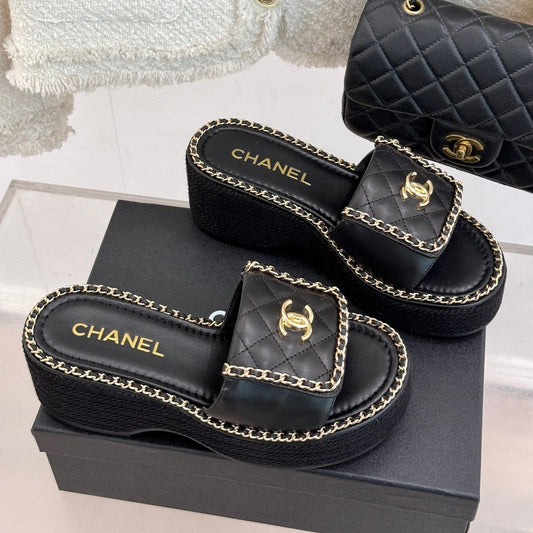 THICK-SOLED CHAIN HEART SLIPPER IN BLACK LAMBSKIN - 35