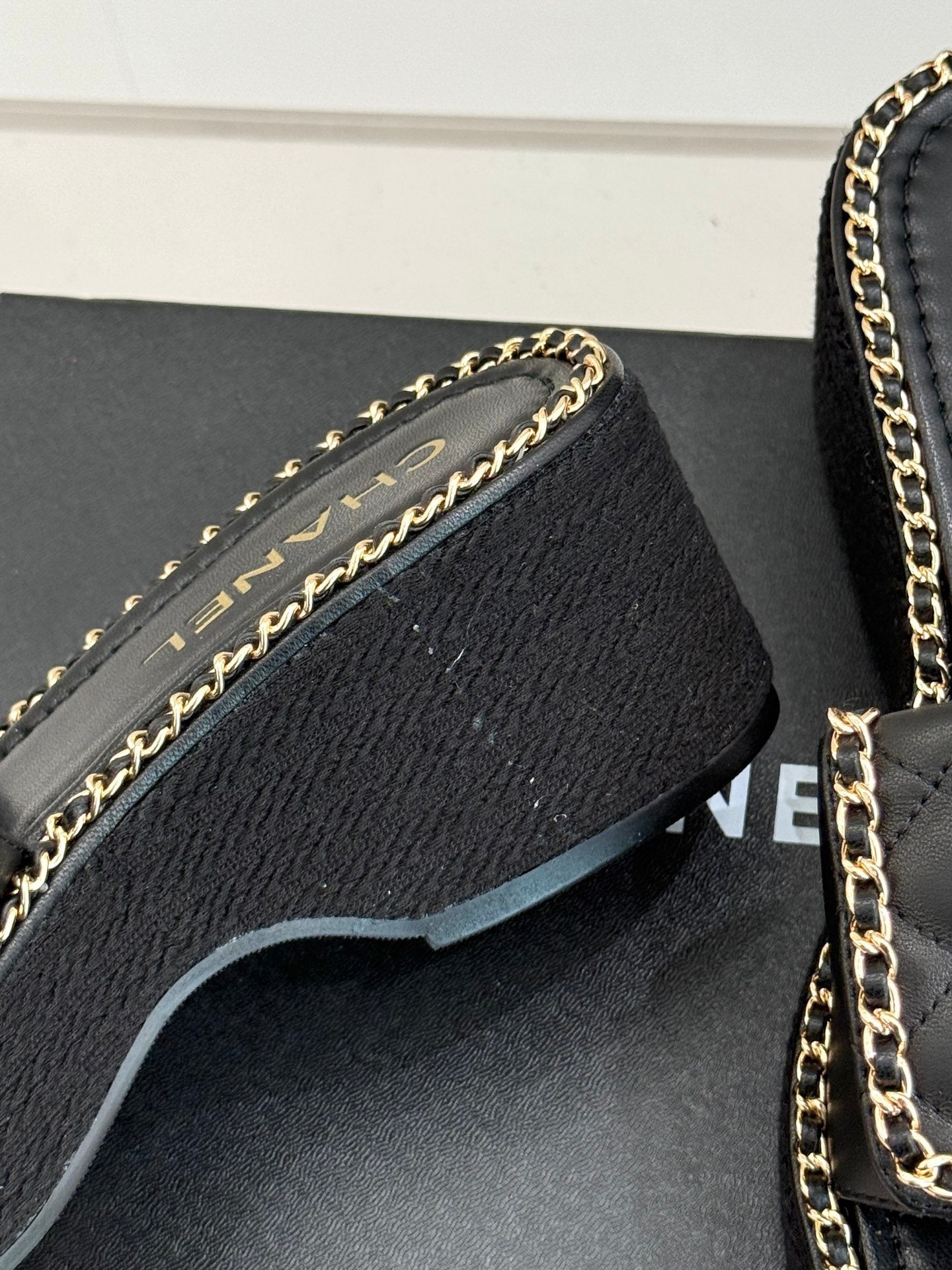 THICK-SOLED CHAIN HEART SLIPPER IN BLACK LAMBSKIN - 35