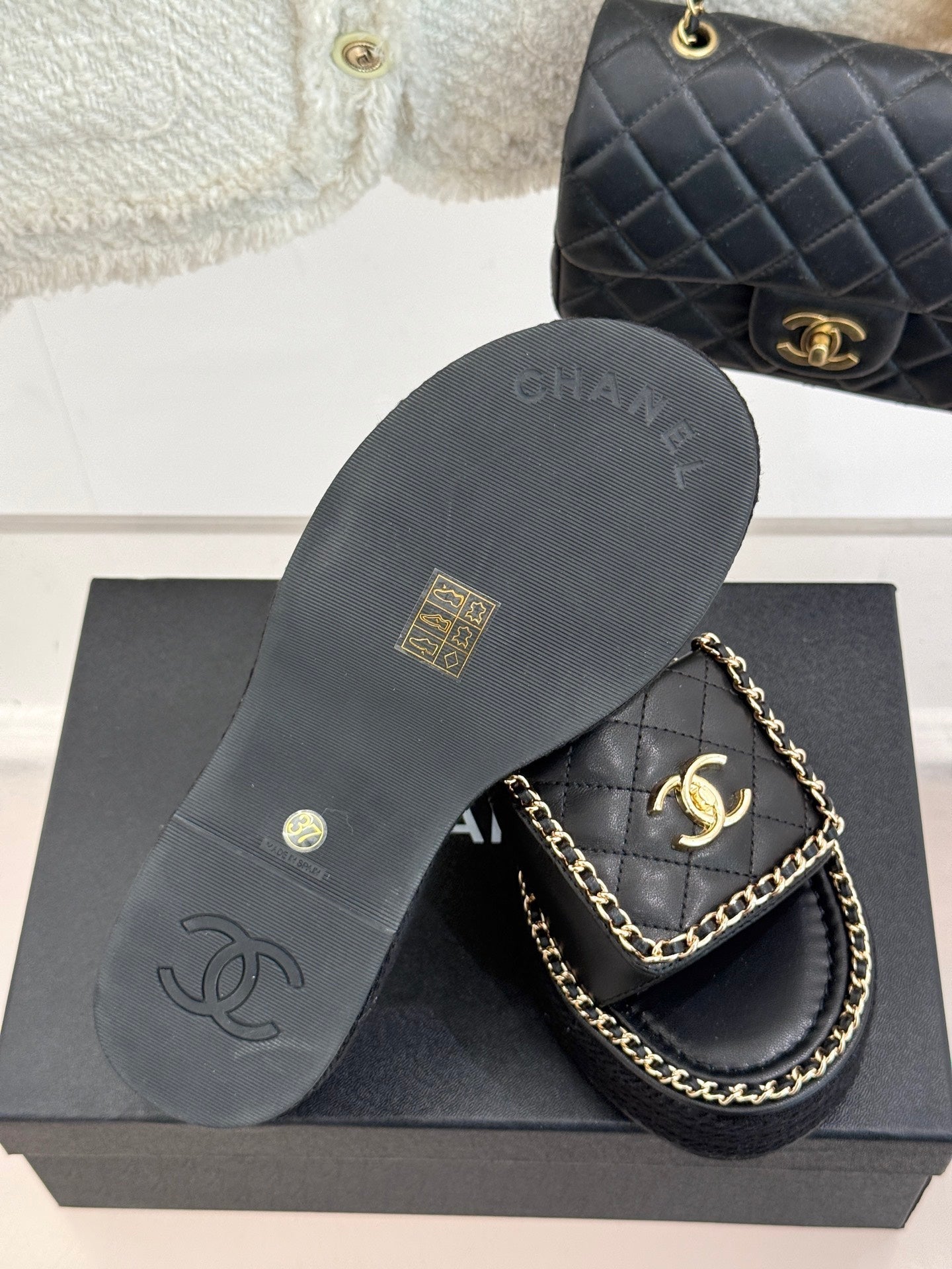 THICK-SOLED CHAIN HEART SLIPPER IN BLACK LAMBSKIN - 35