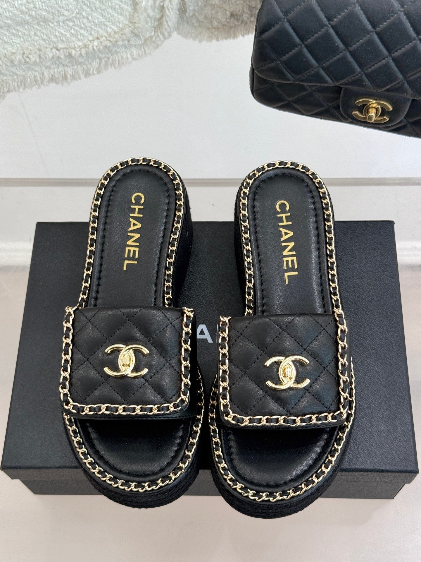 THICK-SOLED CHAIN HEART SLIPPER IN BLACK LAMBSKIN - 35