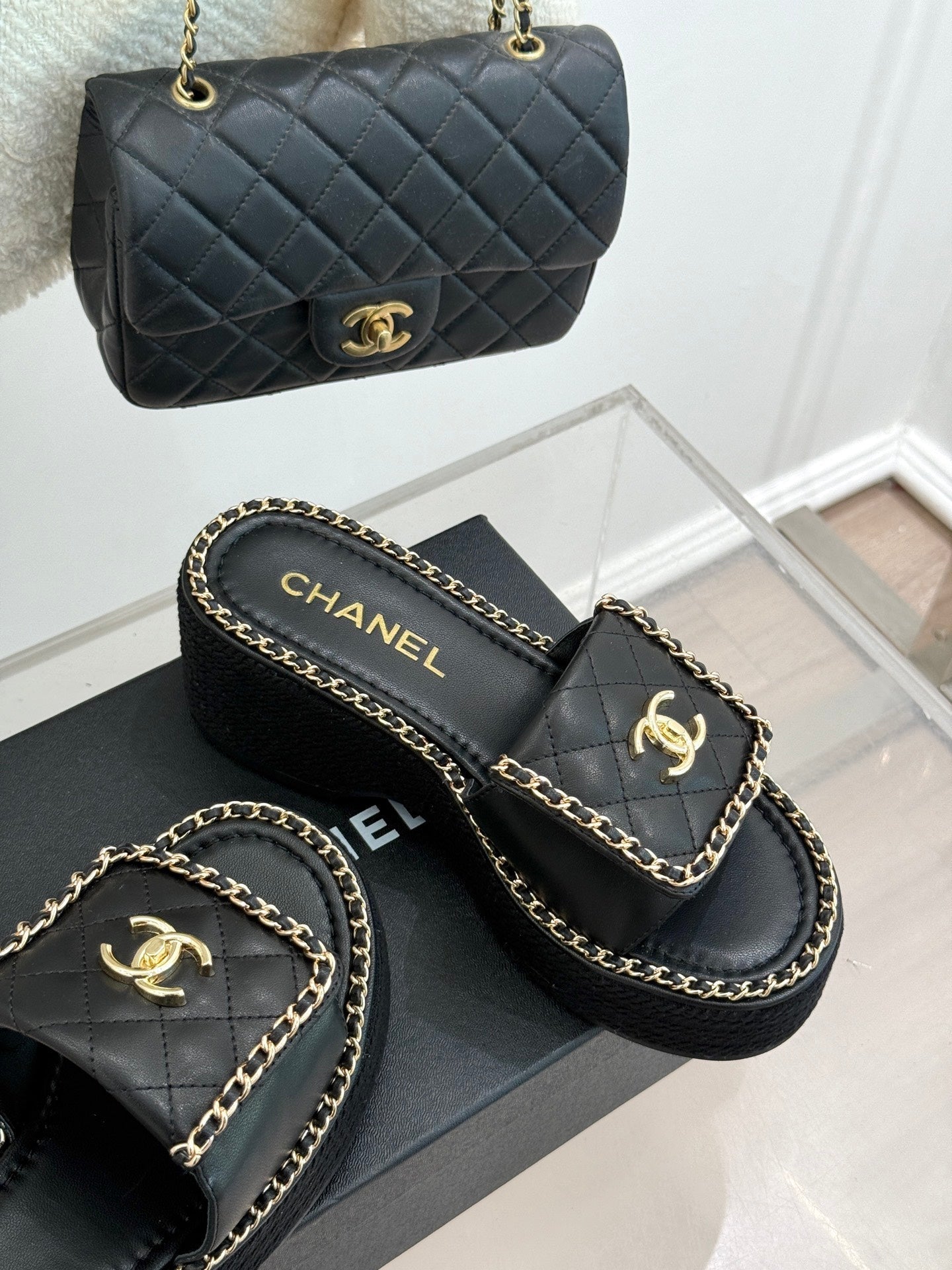 THICK-SOLED CHAIN HEART SLIPPER IN BLACK LAMBSKIN - 35