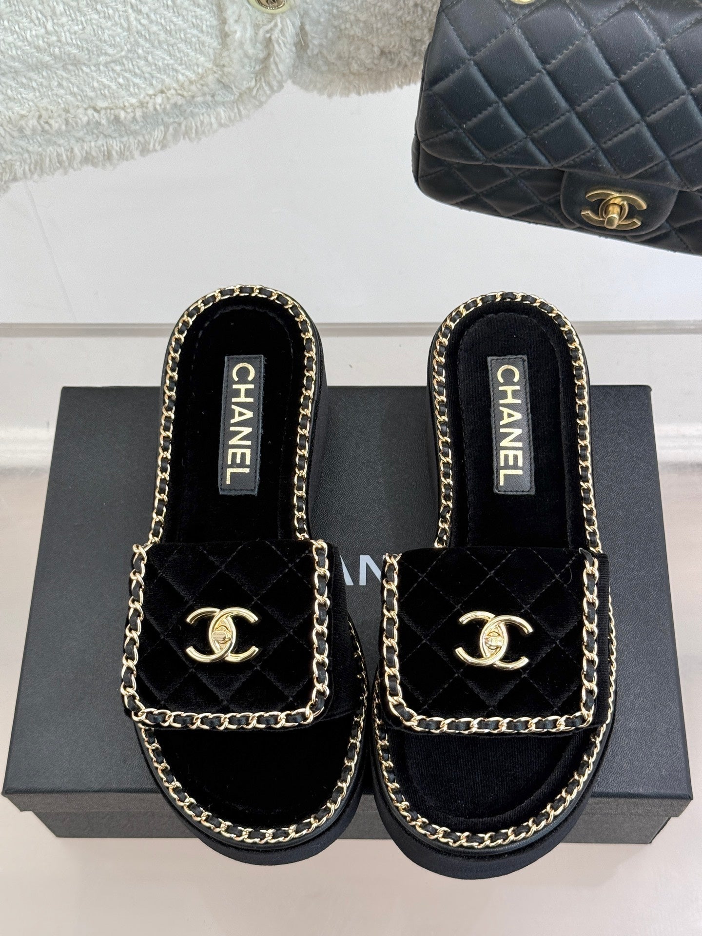 THICK-SOLED CHAIN HEART SLIPPER IN BLACK VELVET - 35