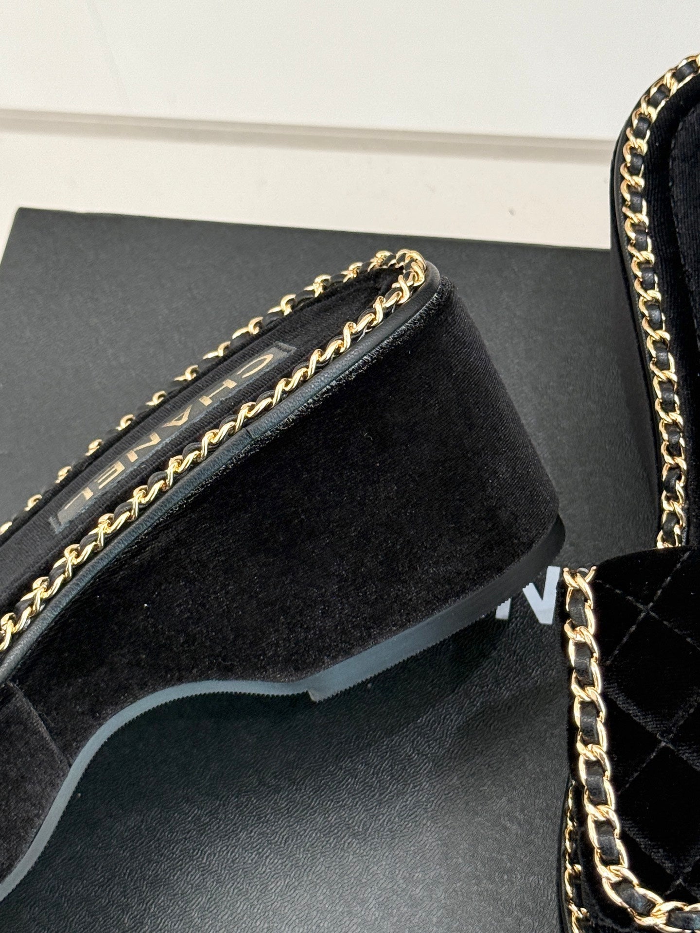 THICK-SOLED CHAIN HEART SLIPPER IN BLACK VELVET - 35