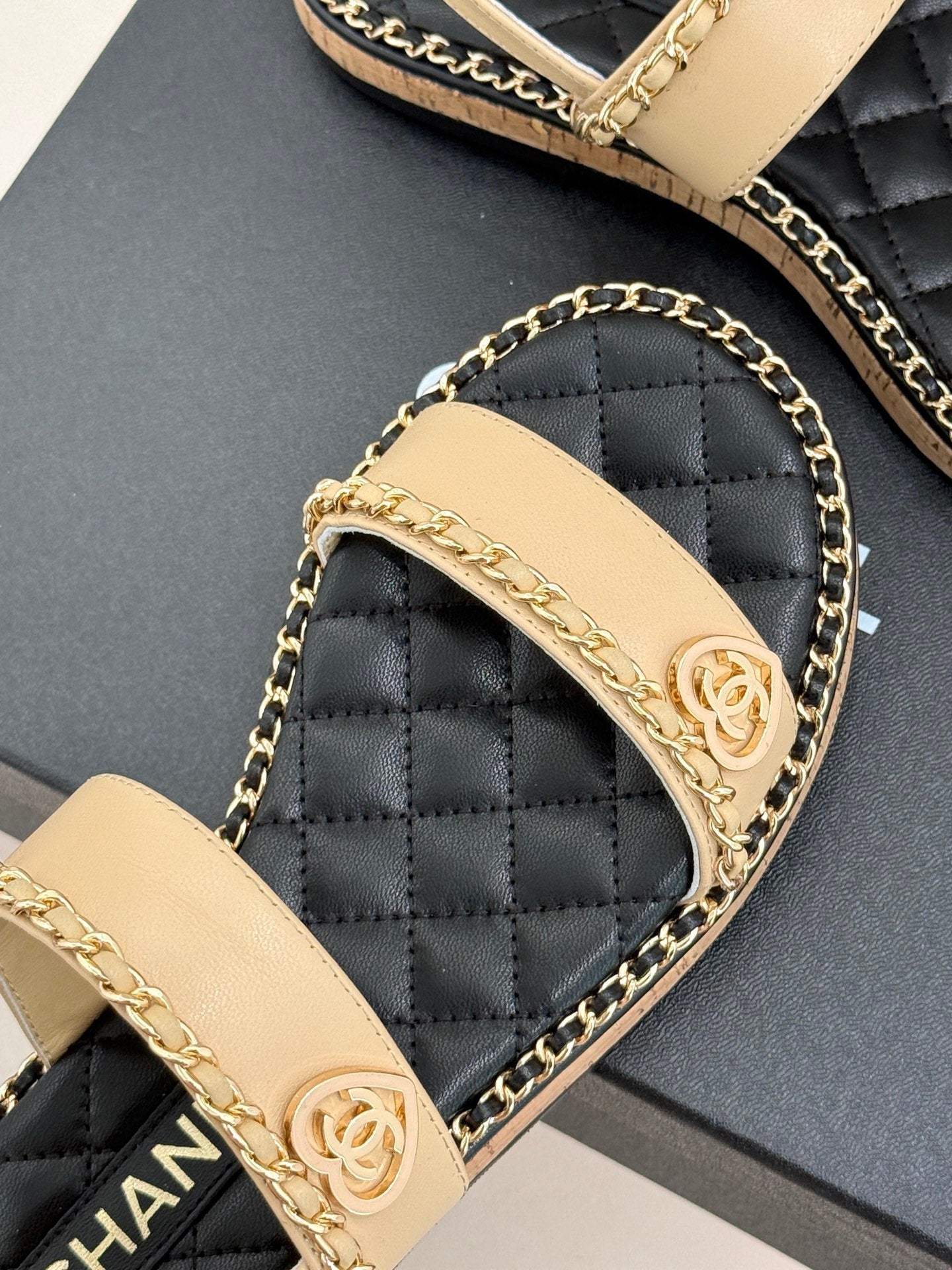 FLAT CHAIN HEART SANDAL IN BISQUE BEIGE LAMBSKIN - 35