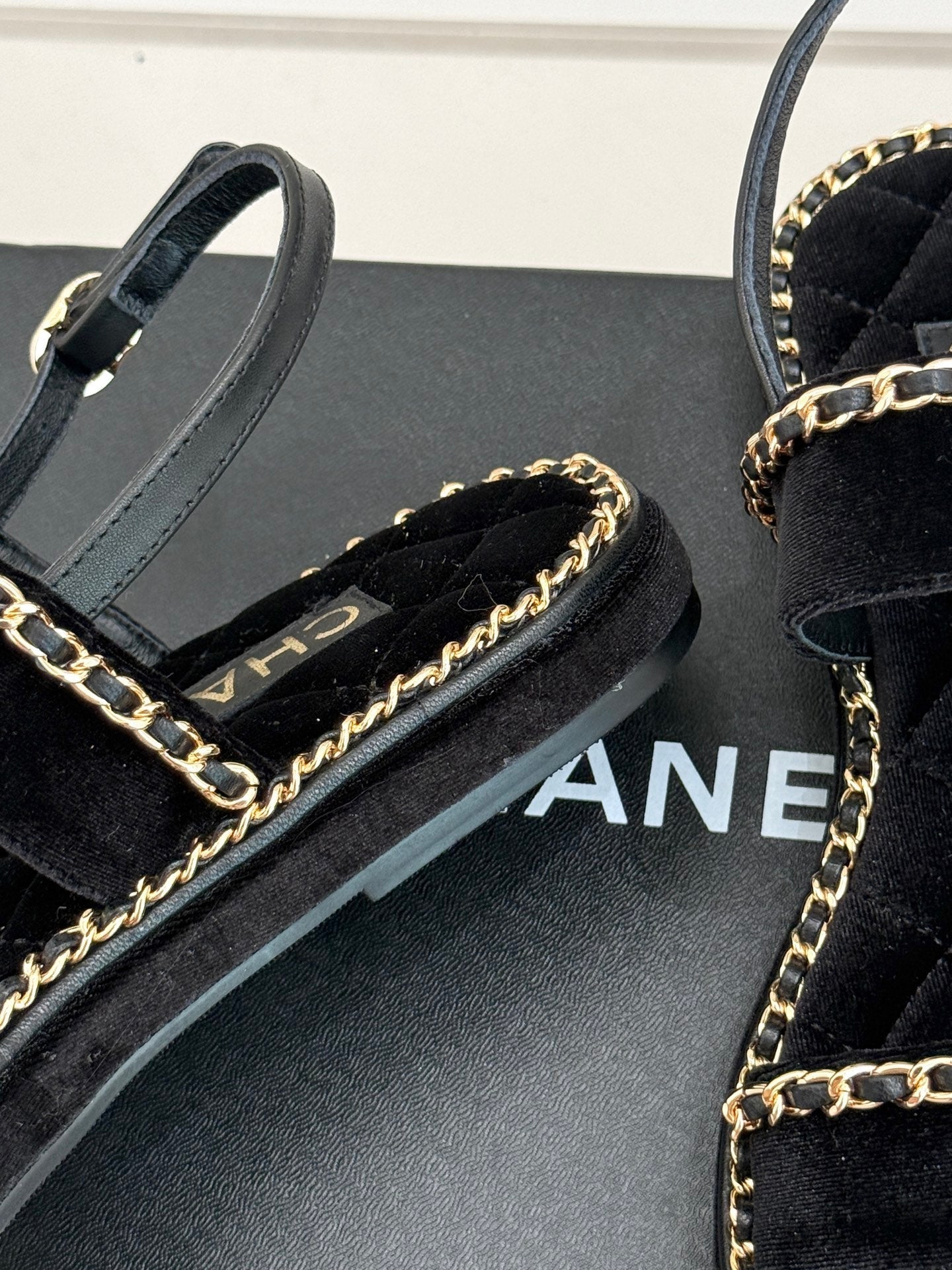 FLAT CHAIN HEART SANDAL IN BLACK VELVET - 35