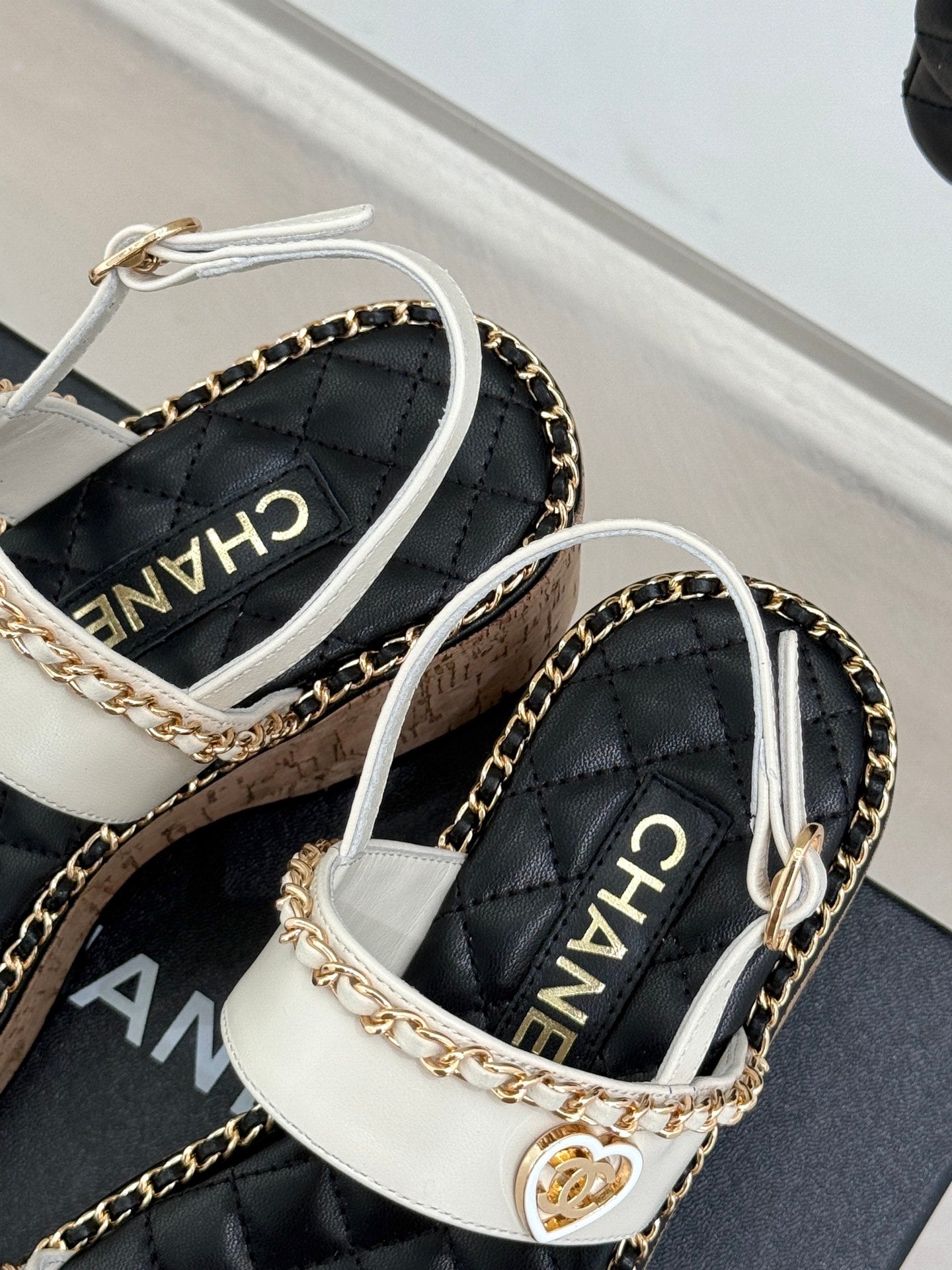 THICK-SOLED CHAIN HEART SANDAL IN WHITE LAMBSKIN - 35