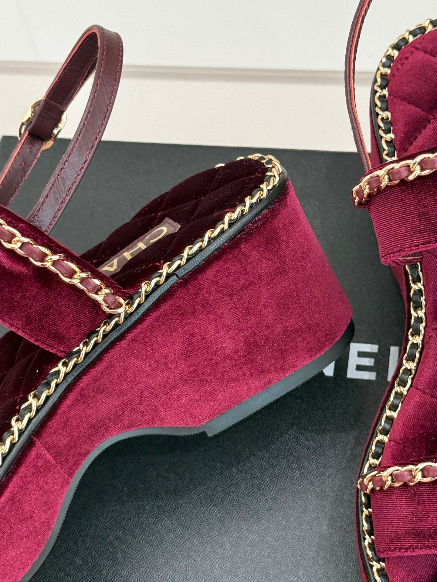 THICK-SOLED CHAIN HEART SANDAL IN PLUM PURPLE VELVET - 35