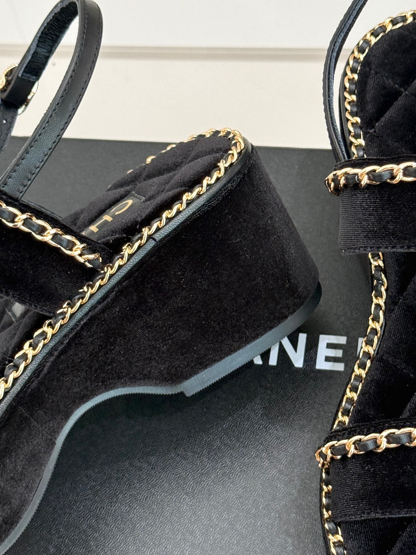 THICK-SOLED CHAIN HEART SANDAL IN BLACK VELVET - 35