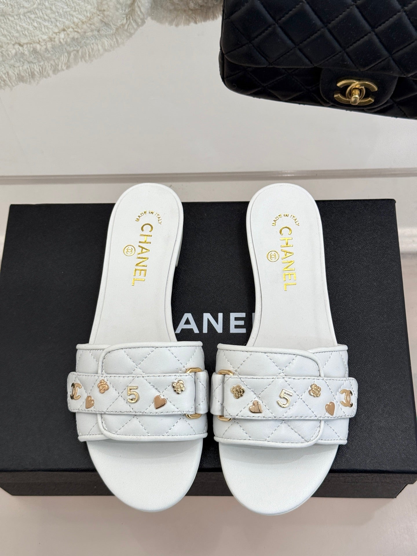 CC SLIDE SANDALS IN WHITE CALFSKIN GOLD CHARM - 35