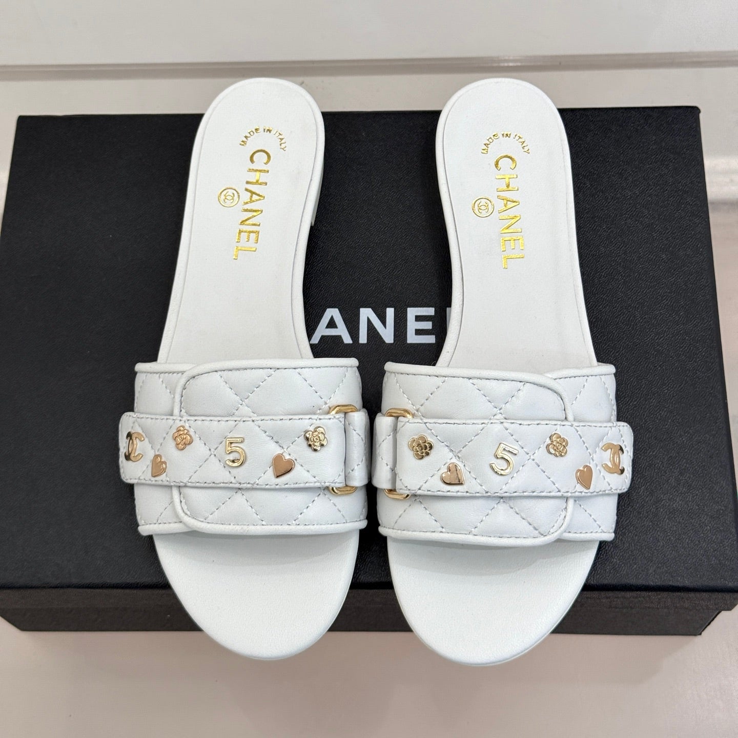 CC SLIDE SANDALS IN WHITE CALFSKIN GOLD CHARM - 35