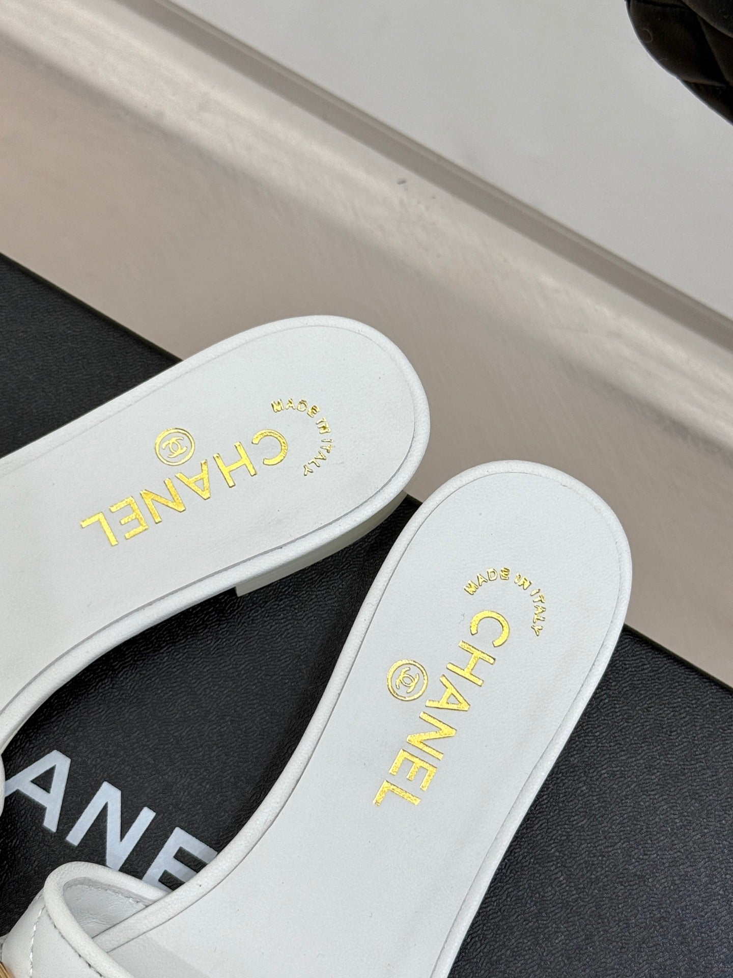 CC SLIDE SANDALS IN WHITE CALFSKIN GOLD CHARM - 35