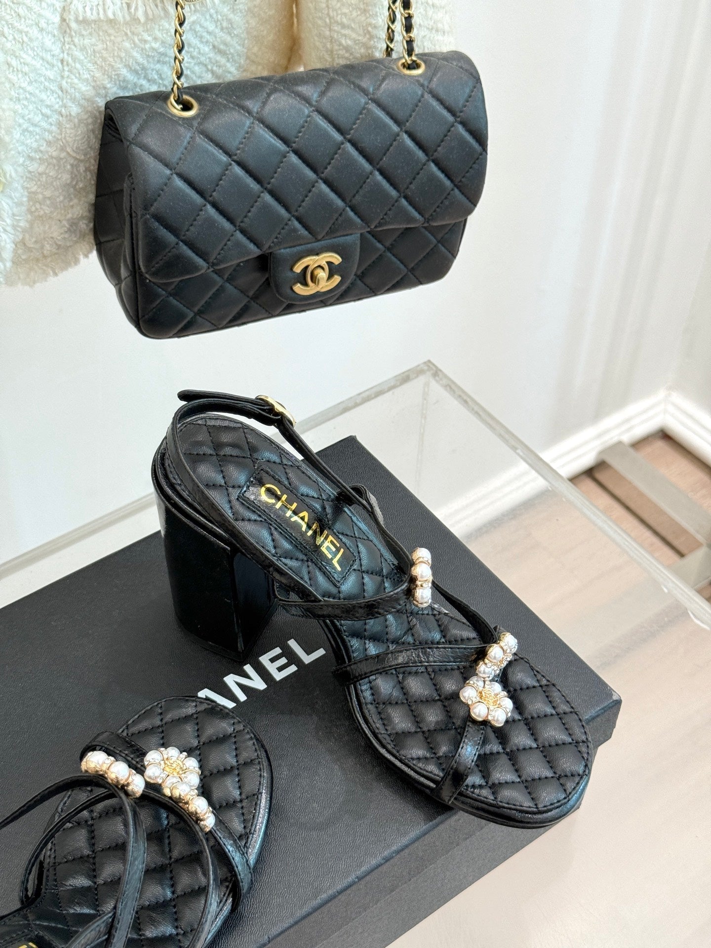 HIGH HEELS SANDAL IN BLACK LAMBSKIN PEARL FLOWERS - 35