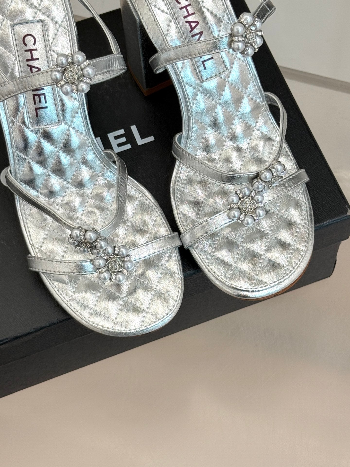 HIGH HEELS SANDAL IN SILVER LAMBSKIN PEARL FLOWERS - 35