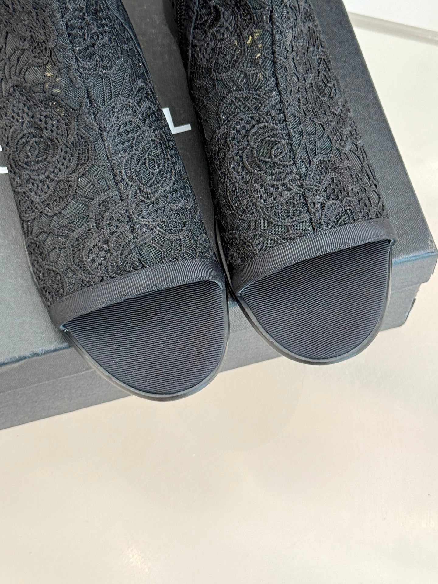 CC PEEP-TOE BOOTS 25SS IN BLACK EMBOSSED LACE FABRIC - 35
