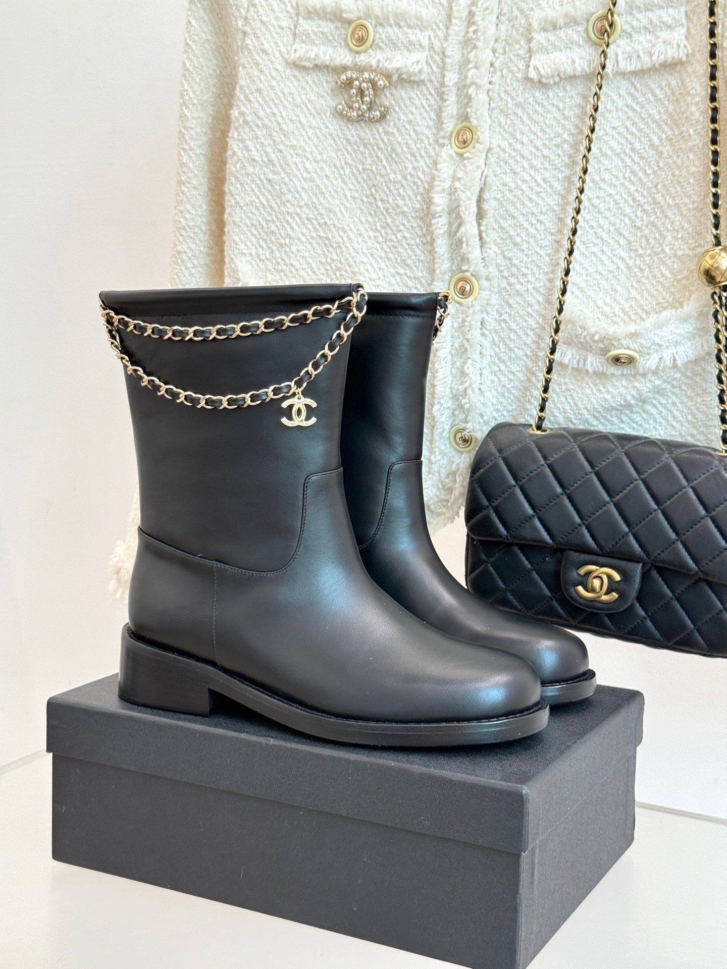 CC SHORT BOOTS IN BLACK CALFSKIN - 35