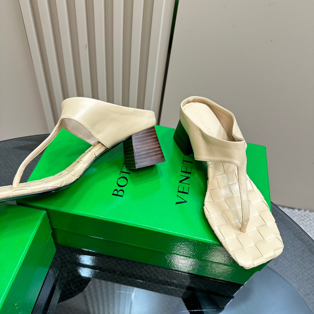 MARELLA THONG IN BISQUE BEIGE LEATHER WITH SIGNATURE INTRECCIATO INSOLE 55 MM - 35