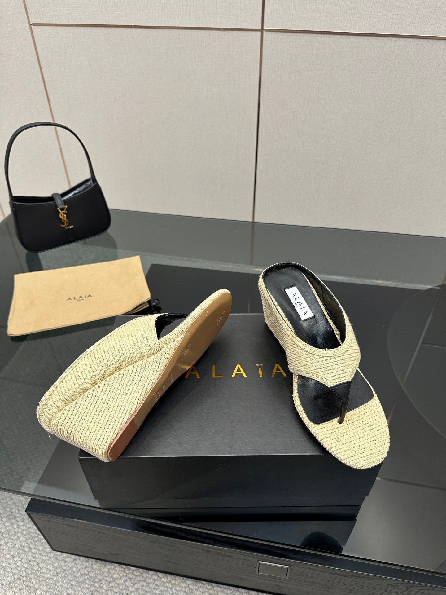 ALAIA WEDGE THONG SANDALS 25S IN LIGHT BEIGE RAFFIA - 35