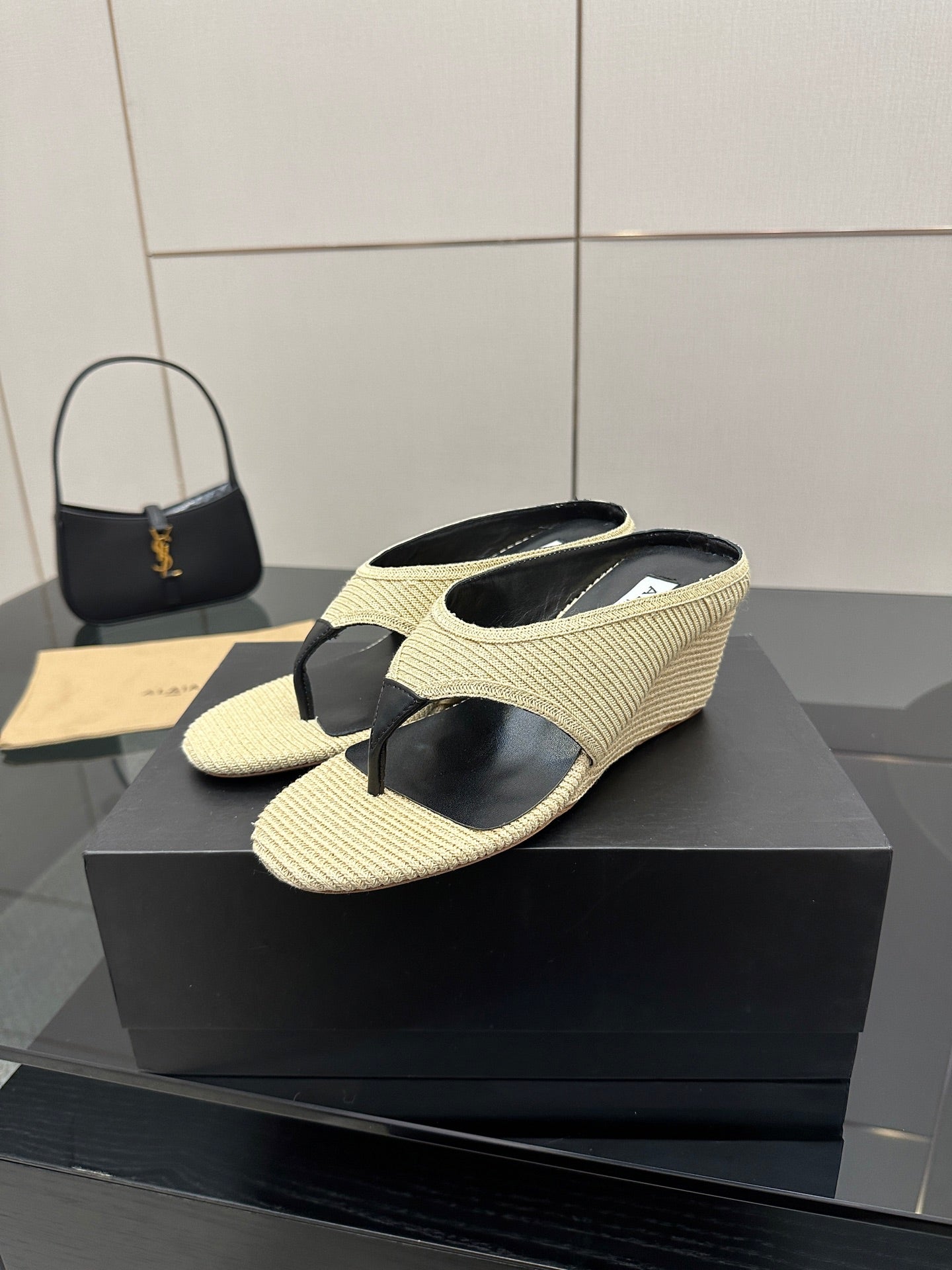 ALAIA WEDGE THONG SANDALS 25S IN LIGHT BEIGE RAFFIA - 35