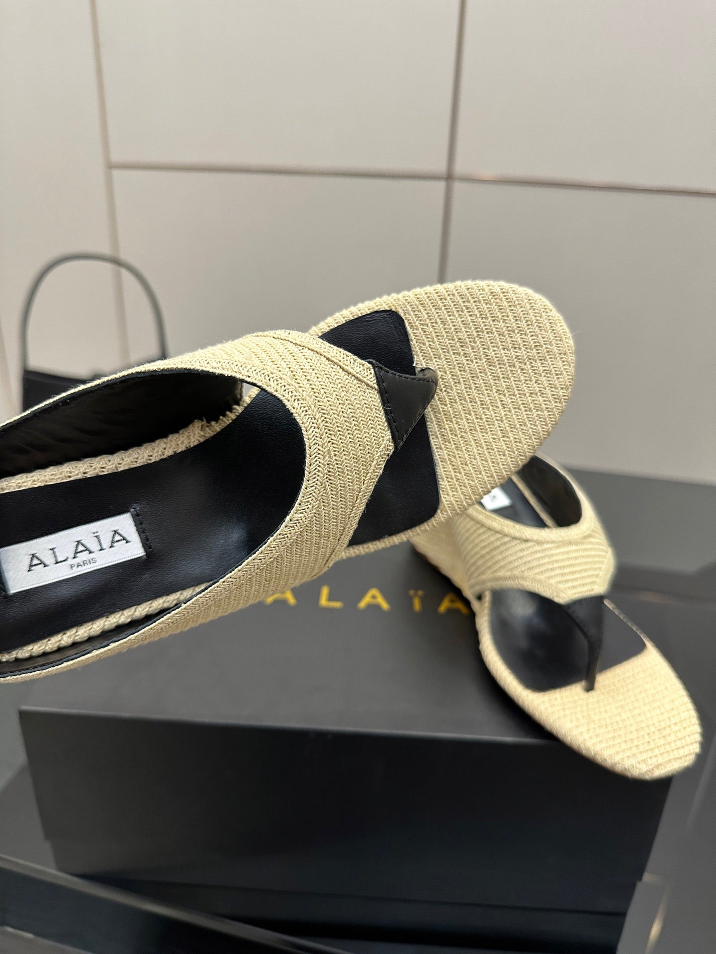 ALAIA WEDGE THONG SANDALS 25S IN LIGHT BEIGE RAFFIA - 35