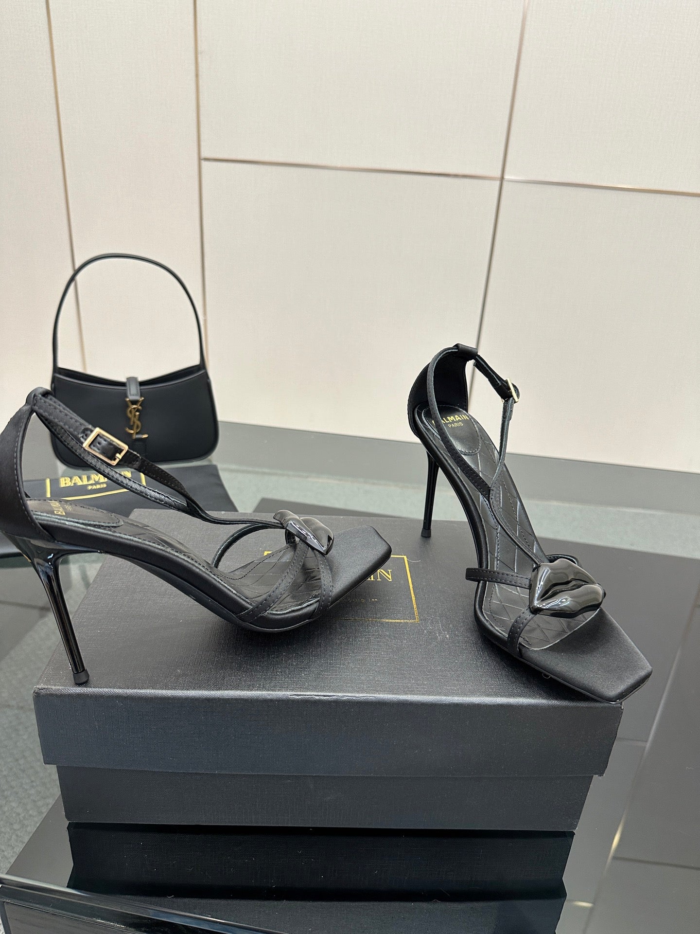 BALMAIN 25S LIPS SANDALS 10 IN BLACK SATIN - 35