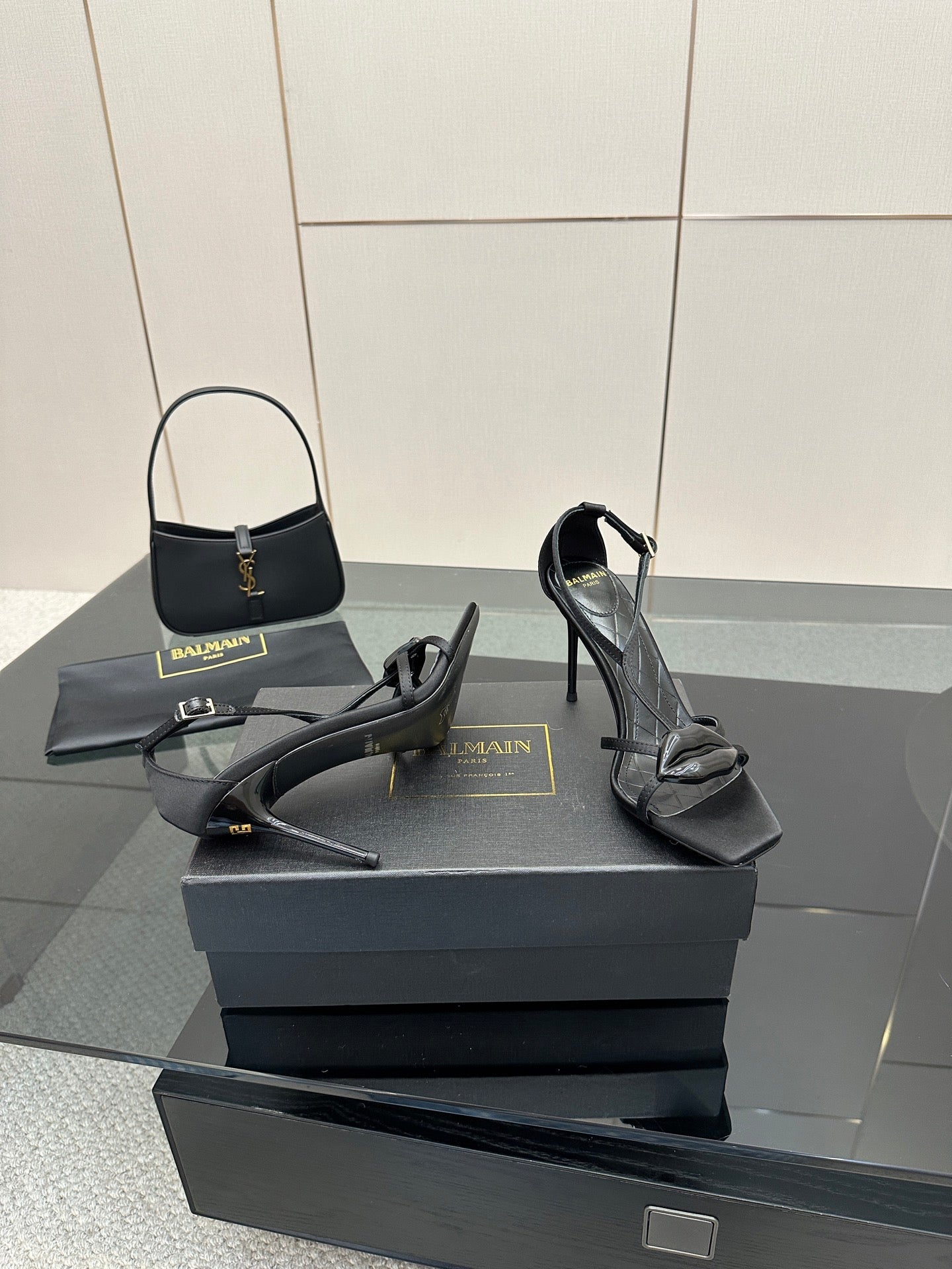 BALMAIN 25S LIPS SANDALS 10 IN BLACK SATIN - 35