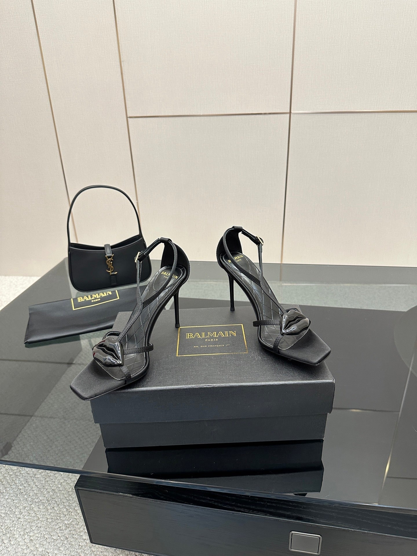 BALMAIN 25S LIPS SANDALS 10 IN BLACK SATIN - 35