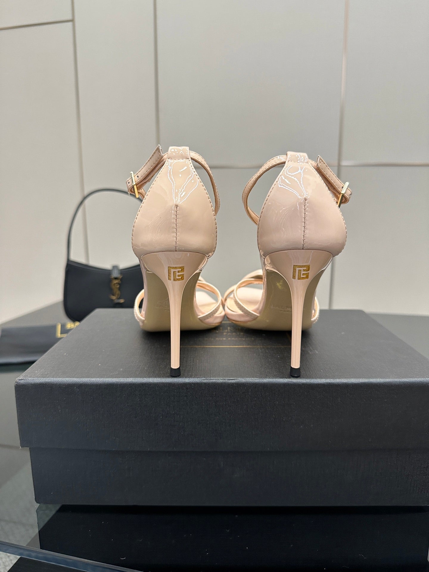 BALMAIN 25S LIPS SANDALS 10 IN BLUSH BEIGE CALFSKIN - 35