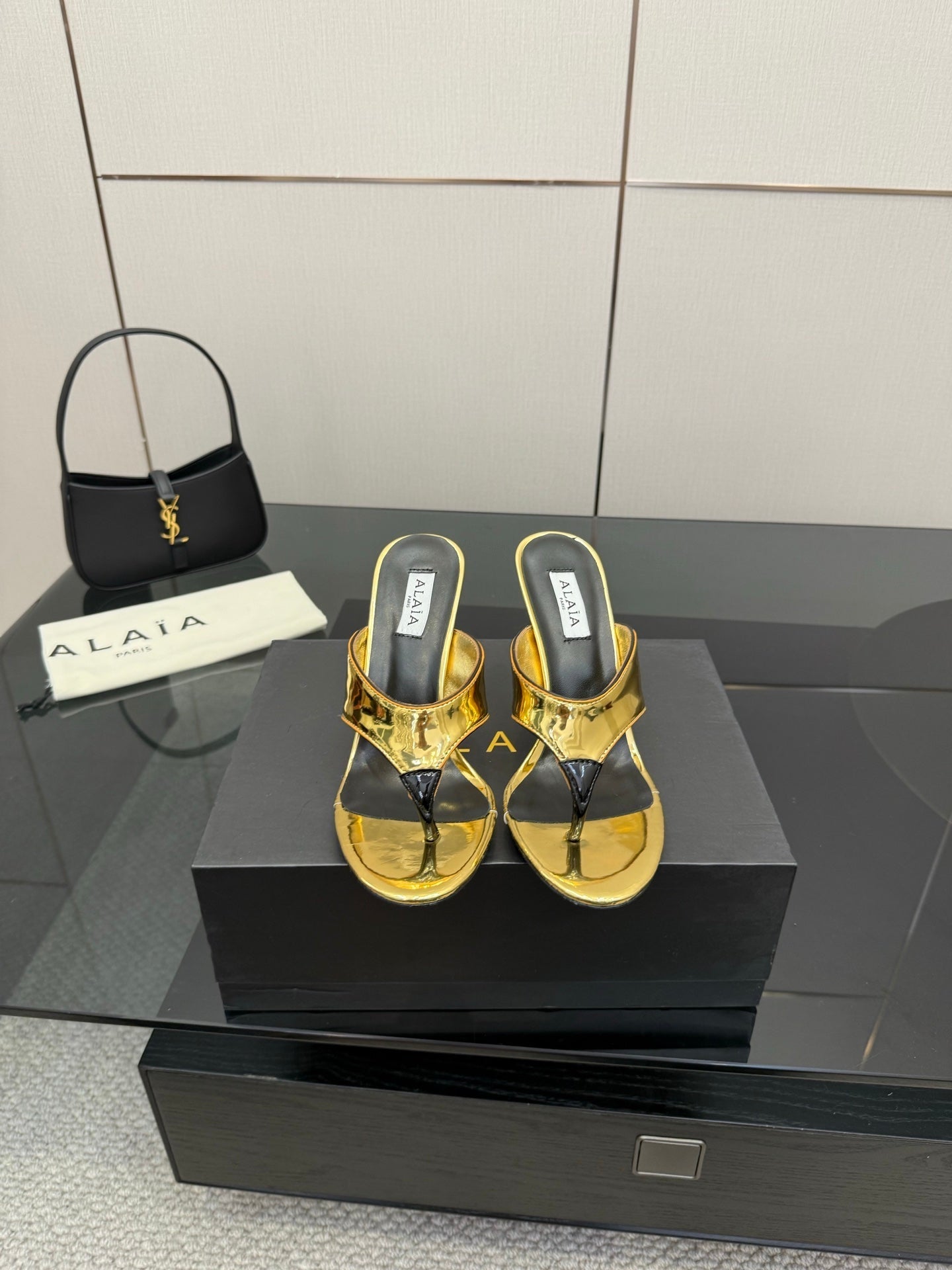 ALAIA HEELED THONG 25S IN GOLD PATENT LEATHER - 35