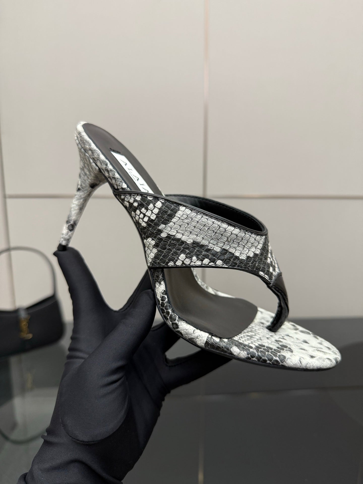 ALAIA HEELED THONG 25S IN WHITE AND BLACK LAMBSKIN SNAKE-EMBOSSED - 35